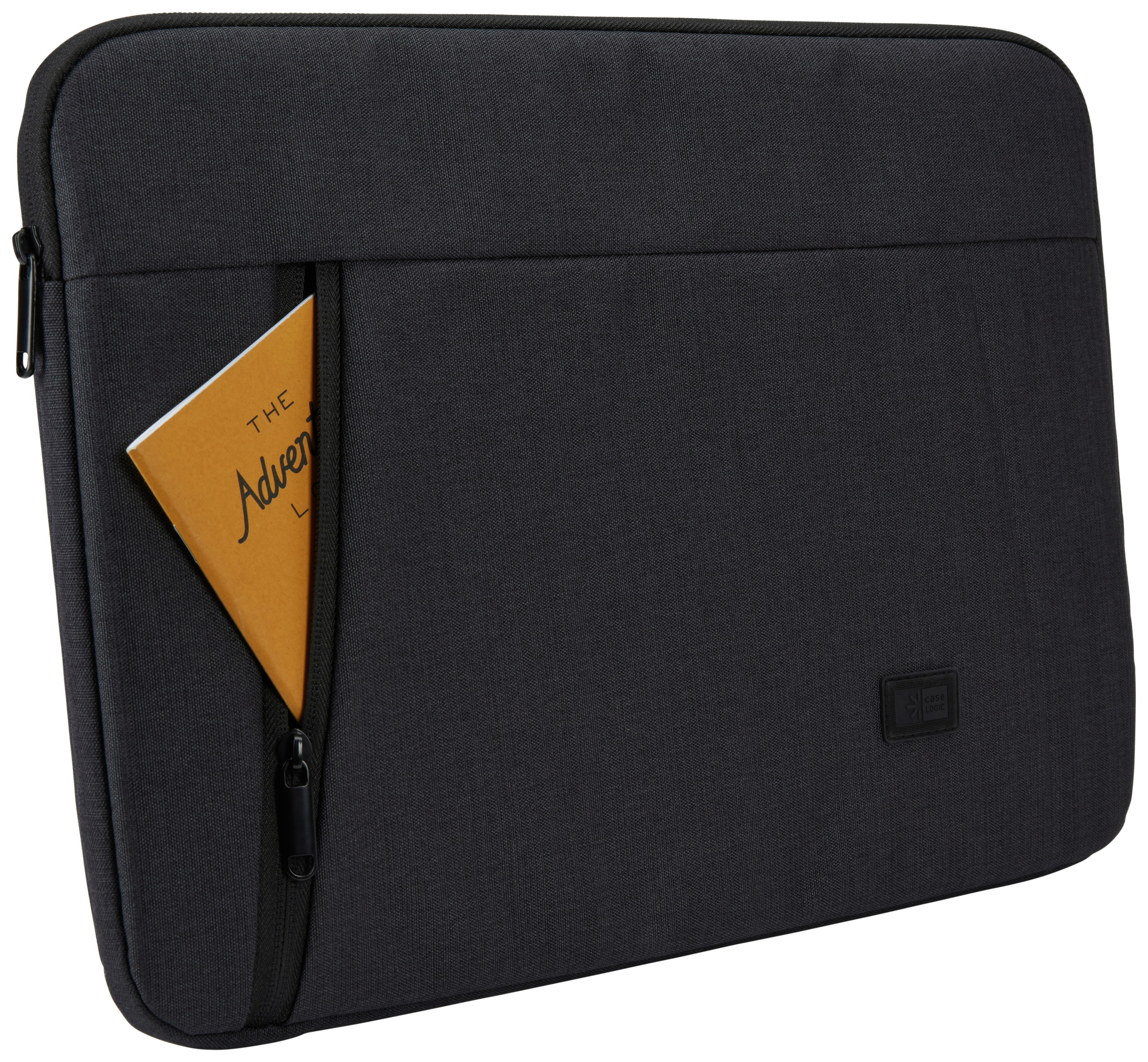 Schwarze Laptop-Tasche mit Reißverschlusstasche, die ein kleines, orangefarbenes Buch enthält.