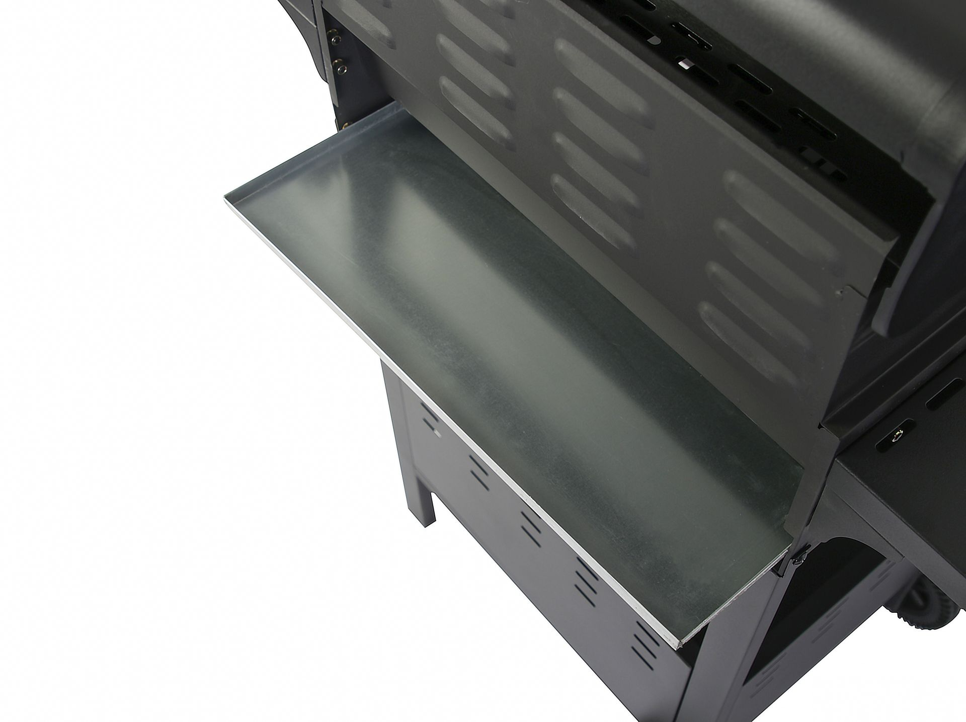 Nahaufnahme eines schwarzen BBQ-Grills. Es zeigt eine herausgezogene Metallschale von der Seite des Grills.