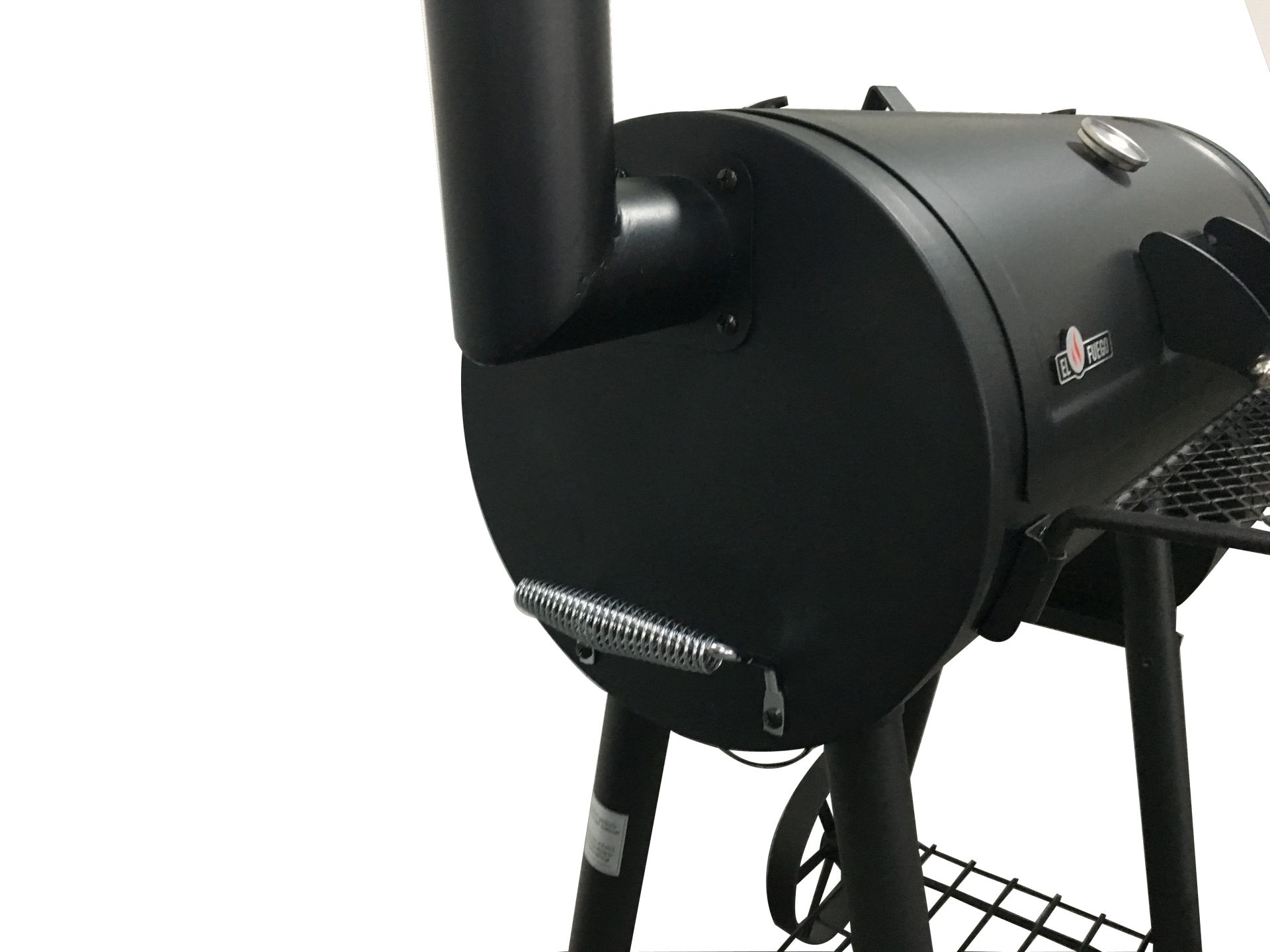 Schwarzer Smoker-Grill mit Kamin und Seitentür auf weißem Hintergrund.