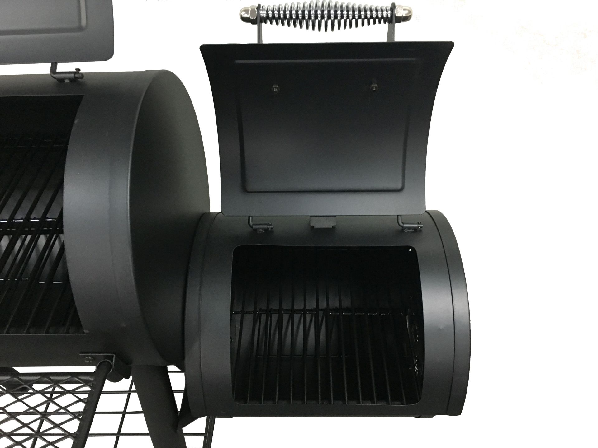 Ein schwarzer Smoker-Grill mit offenem Deckel.