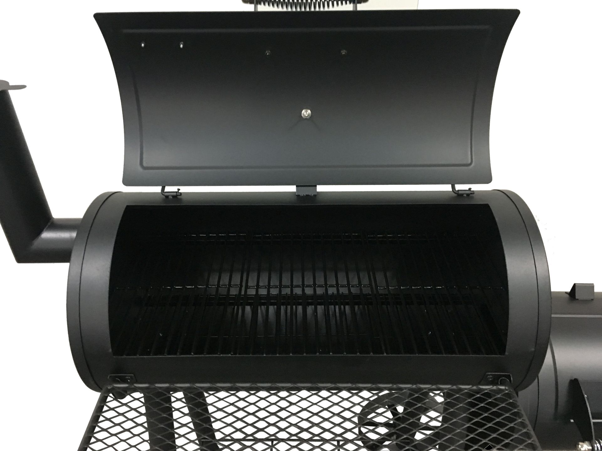 Ein schwarzer Smoker-Grill mit offenem Deckel, der den inneren Kochbereich und die Roste zeigt.