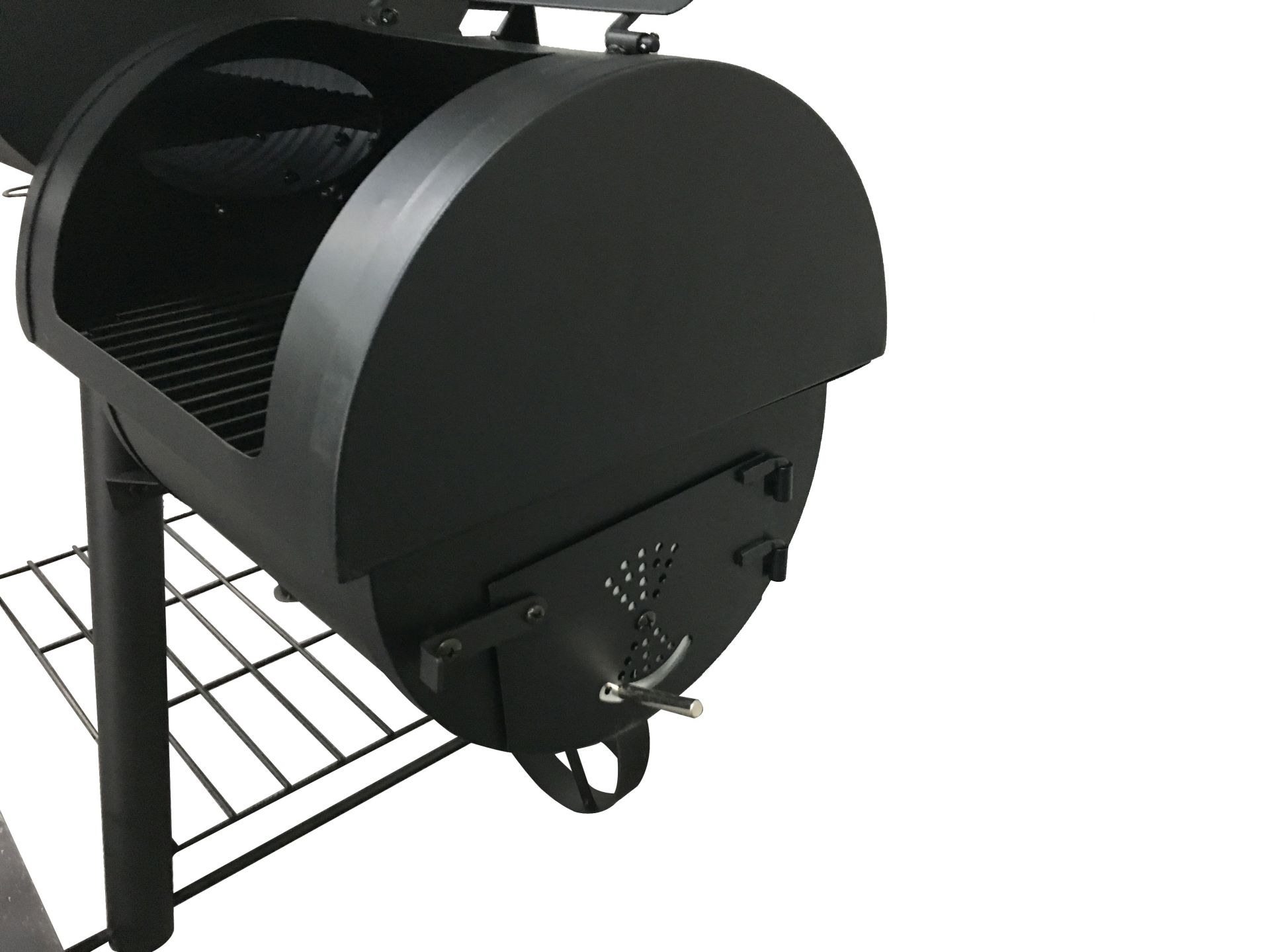 Ein schwarzer Räuchergrill. Der Deckel ist geöffnet, und der Kochbereich ist sichtbar. Er hat einen Metallrost.