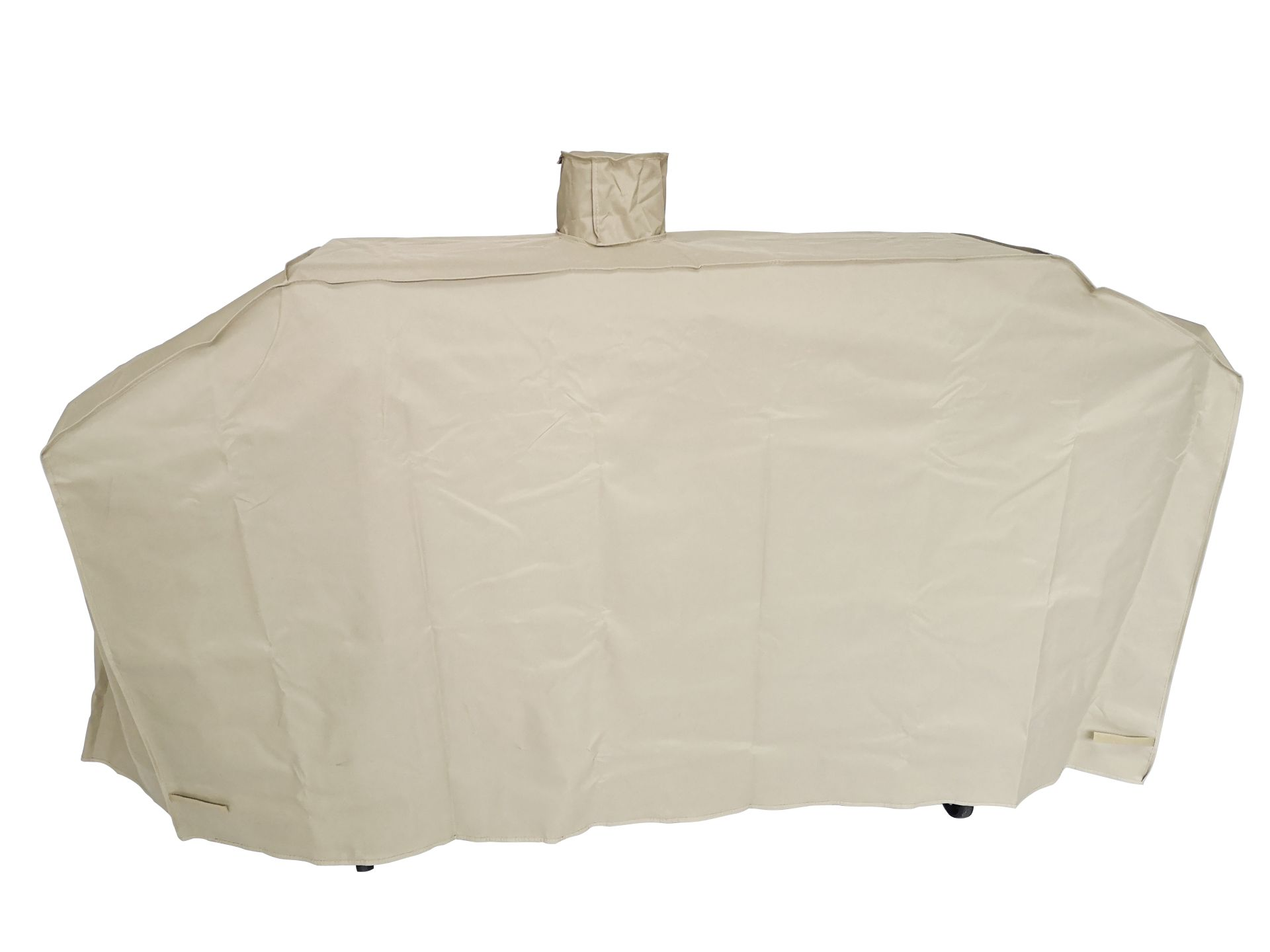 Beige Grillabdeckung auf einem schwarzen, rollbaren Grill, isoliert auf weißem Hintergrund.