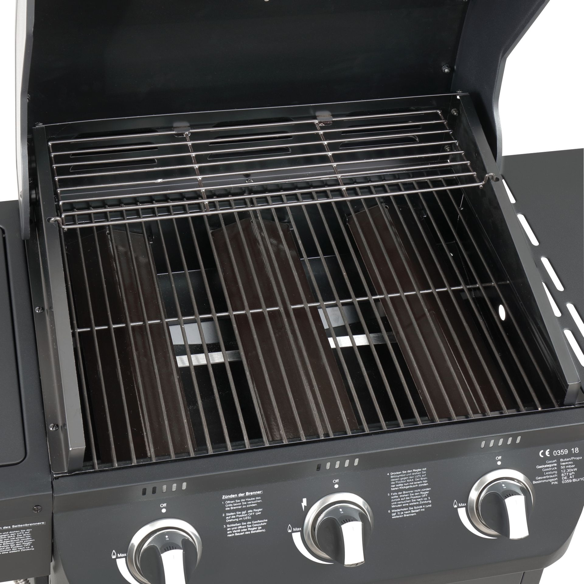 Nahaufnahme eines schwarzen Gasgrills mit Rosten, Brennern, Knöpfen und Bedienfeld.