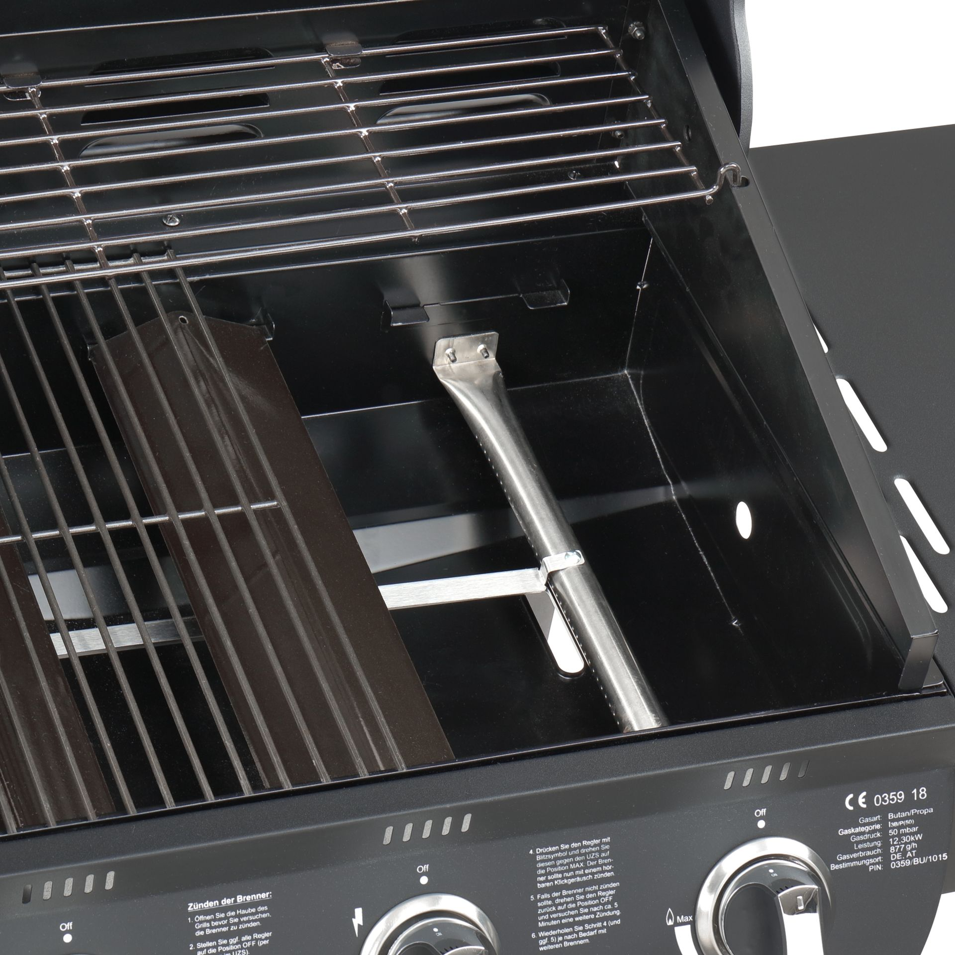 Ein offener Grill mit Brenner und Grillrost im Inneren eines schwarzen Grills.