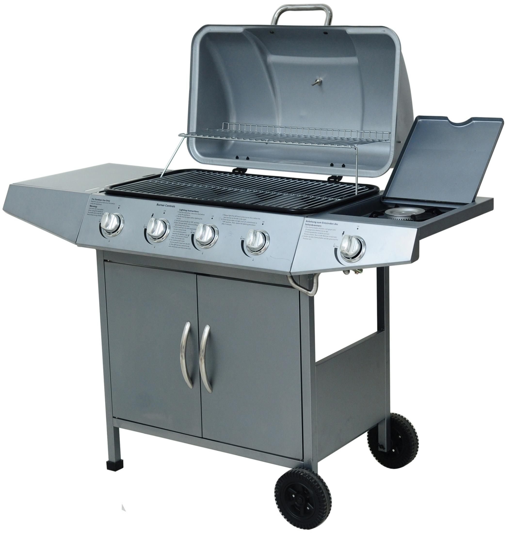 Ein grauer Gasgrill mit offenem Deckel, Seitenbrenner und zwei Türen unten.