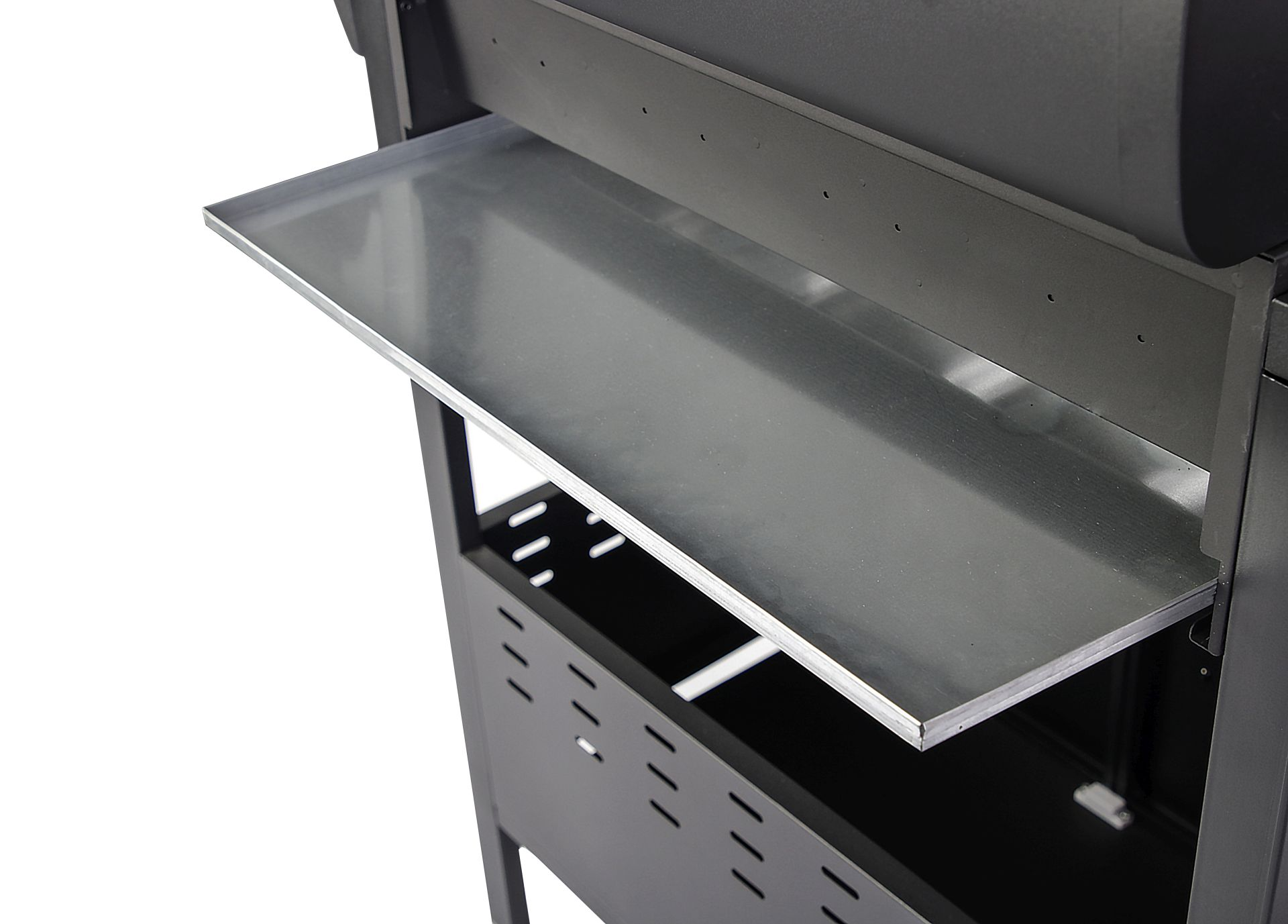 Metallregal ragt aus schwarzem Grill heraus. Detail der Seite und des unteren Bereichs des Grills.
