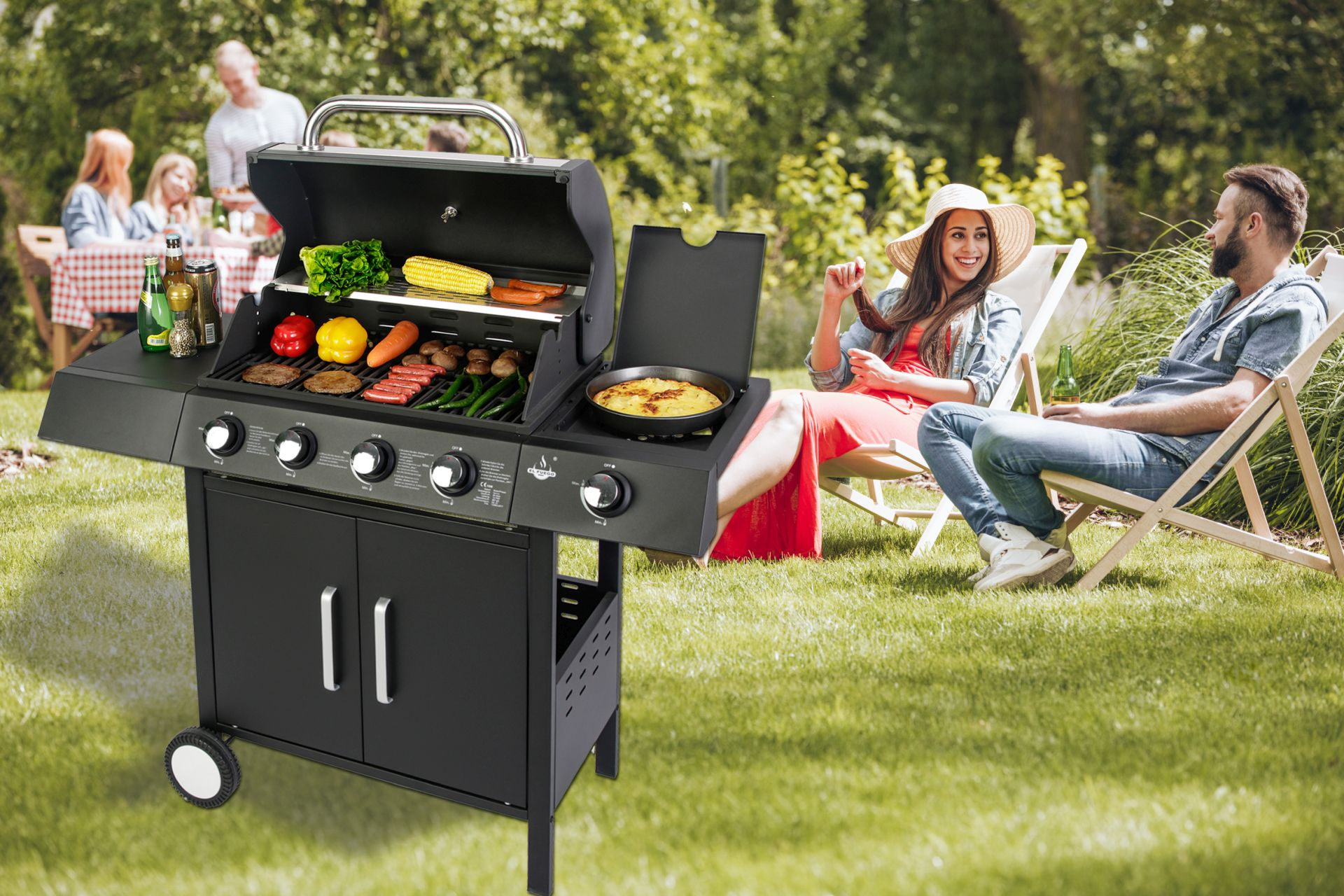 Ein Grill mit Essen darauf, und zwei Personen entspannen im Hintergrund an einem sonnigen Tag.