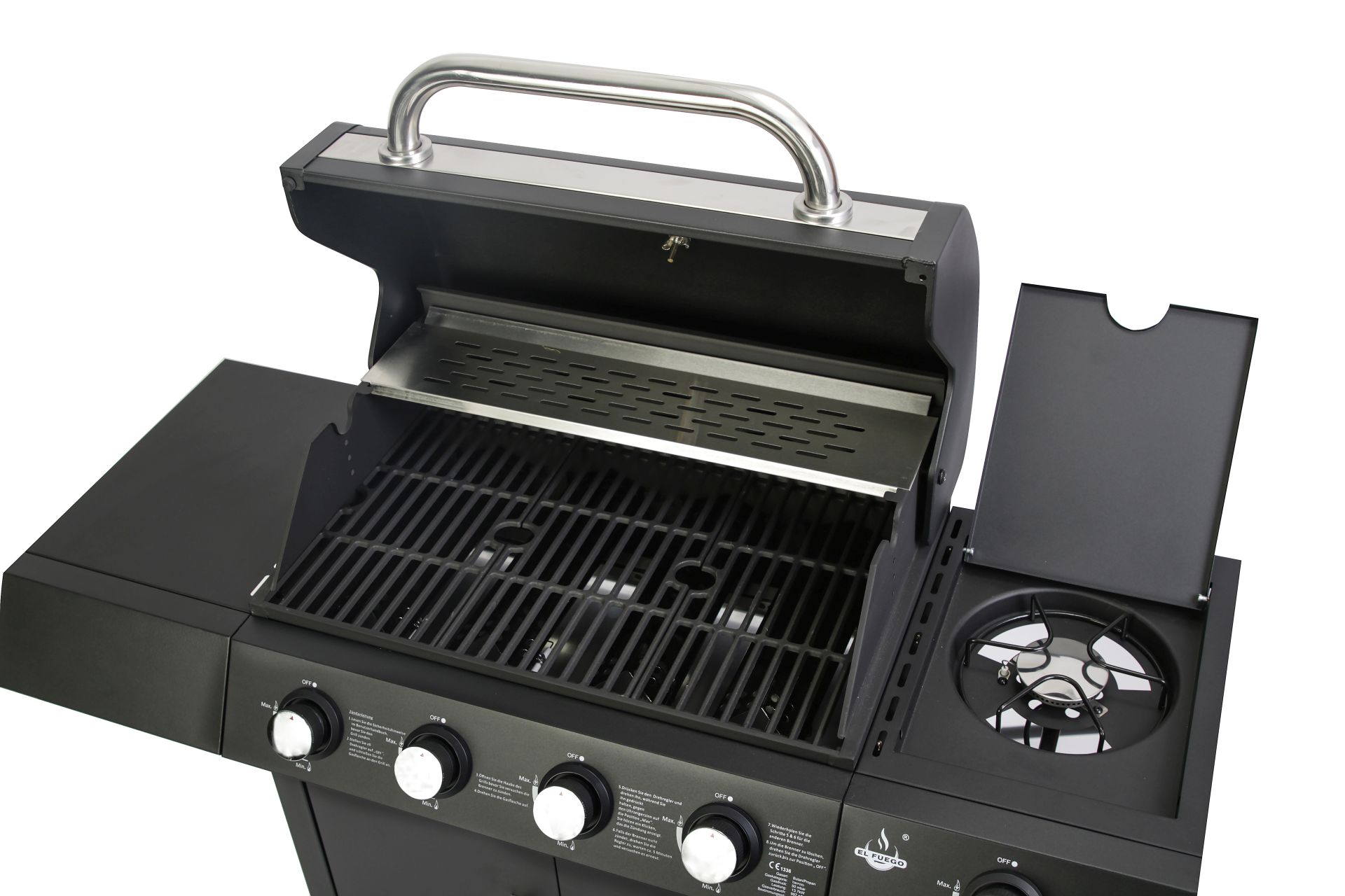 Ein schwarzer Gasgrill mit geöffnetem Deckel, zeigt die Grillroste. Weißer Hintergrund.