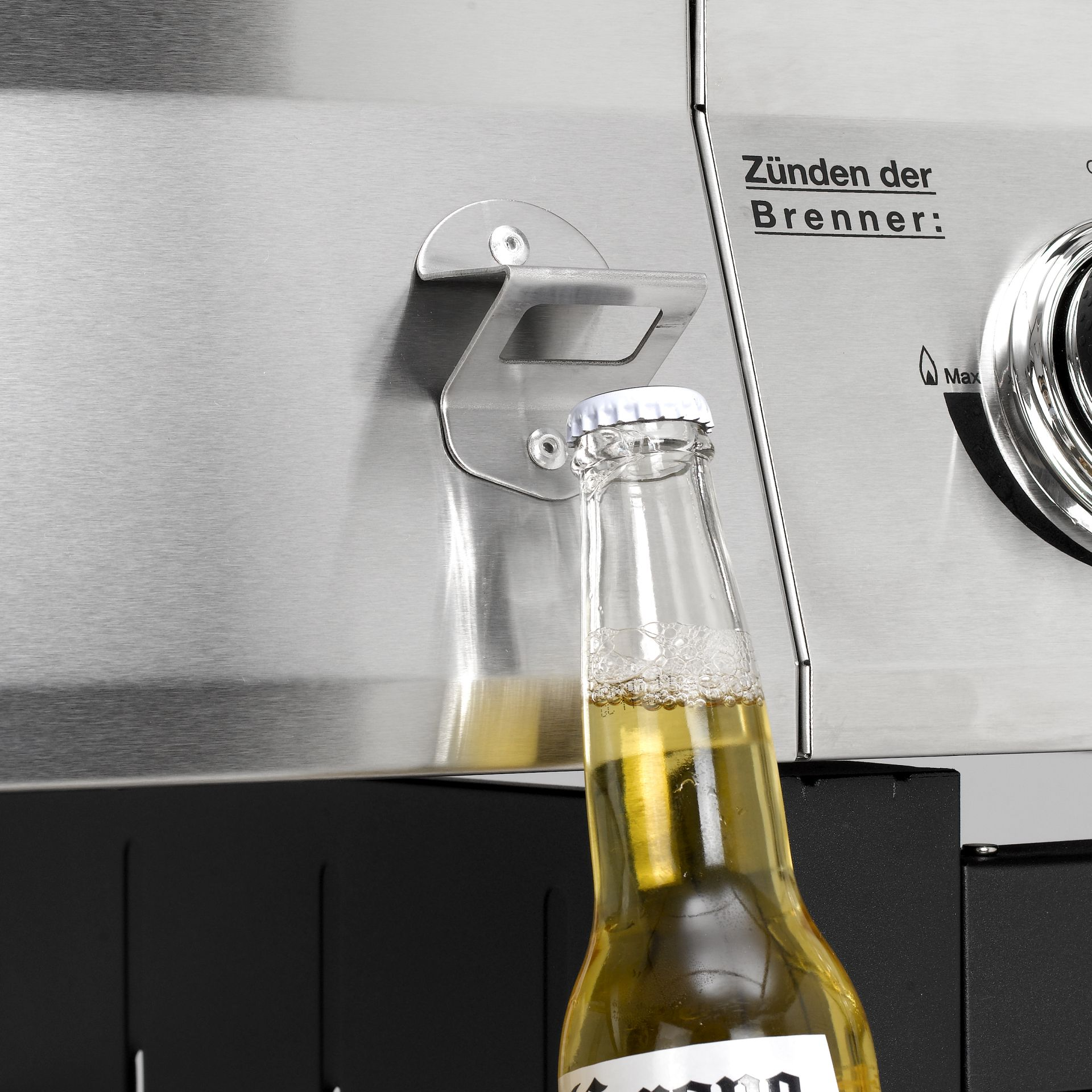 Eine Bierflasche, die mit einem Flaschenöffner geöffnet wird.