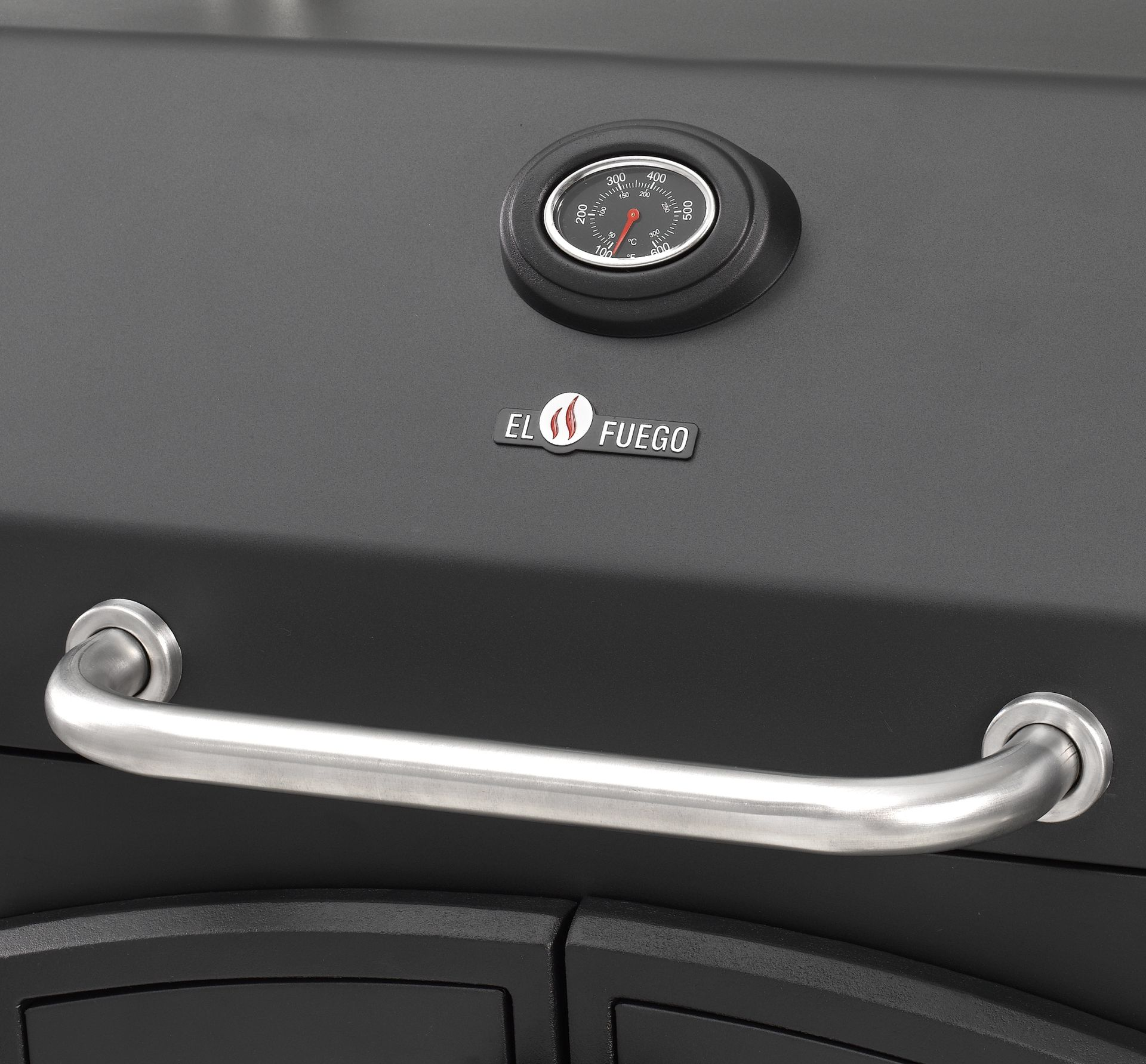 Nahaufnahme eines schwarzen Grills mit silbernem Griff. Ein Thermometer ist im Deckel, der Markenname ist sichtbar.