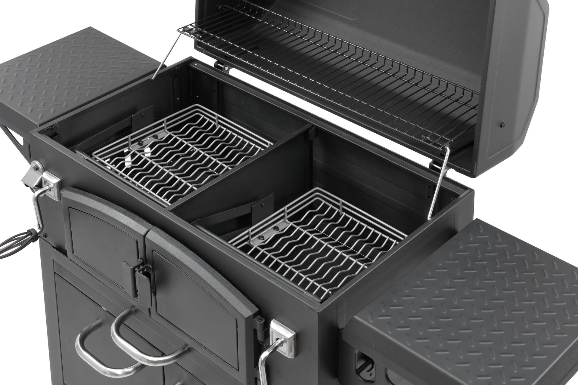Ein offener schwarzer Grill mit Grillrosten, Stauraum und Seitenablagen.