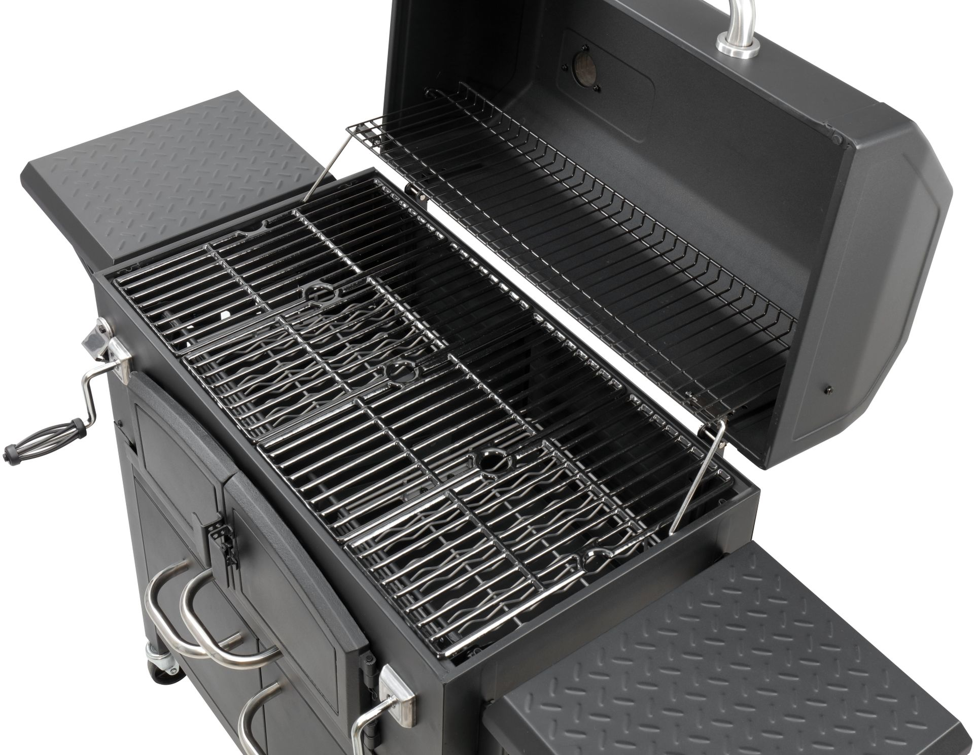 Ein offener, dunkelgrauer Holzkohlegrill mit Rosten, Seitentischen und einem Griff.