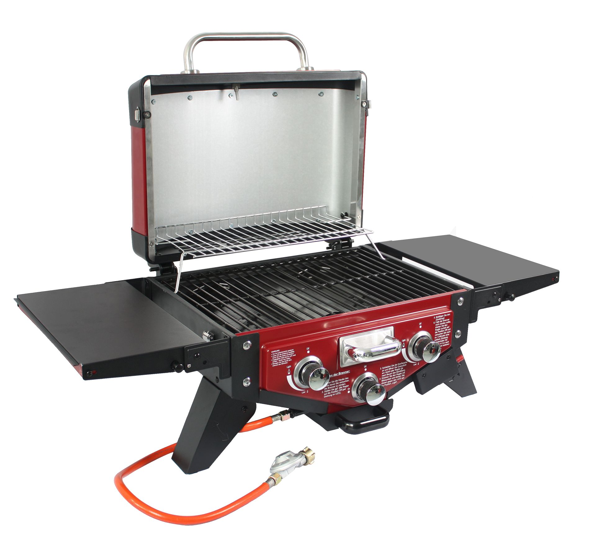 Roter und schwarzer tragbarer Grill, offen. Hat klappbare Seitentische und einen Griff. Orangener Gasschlauch.