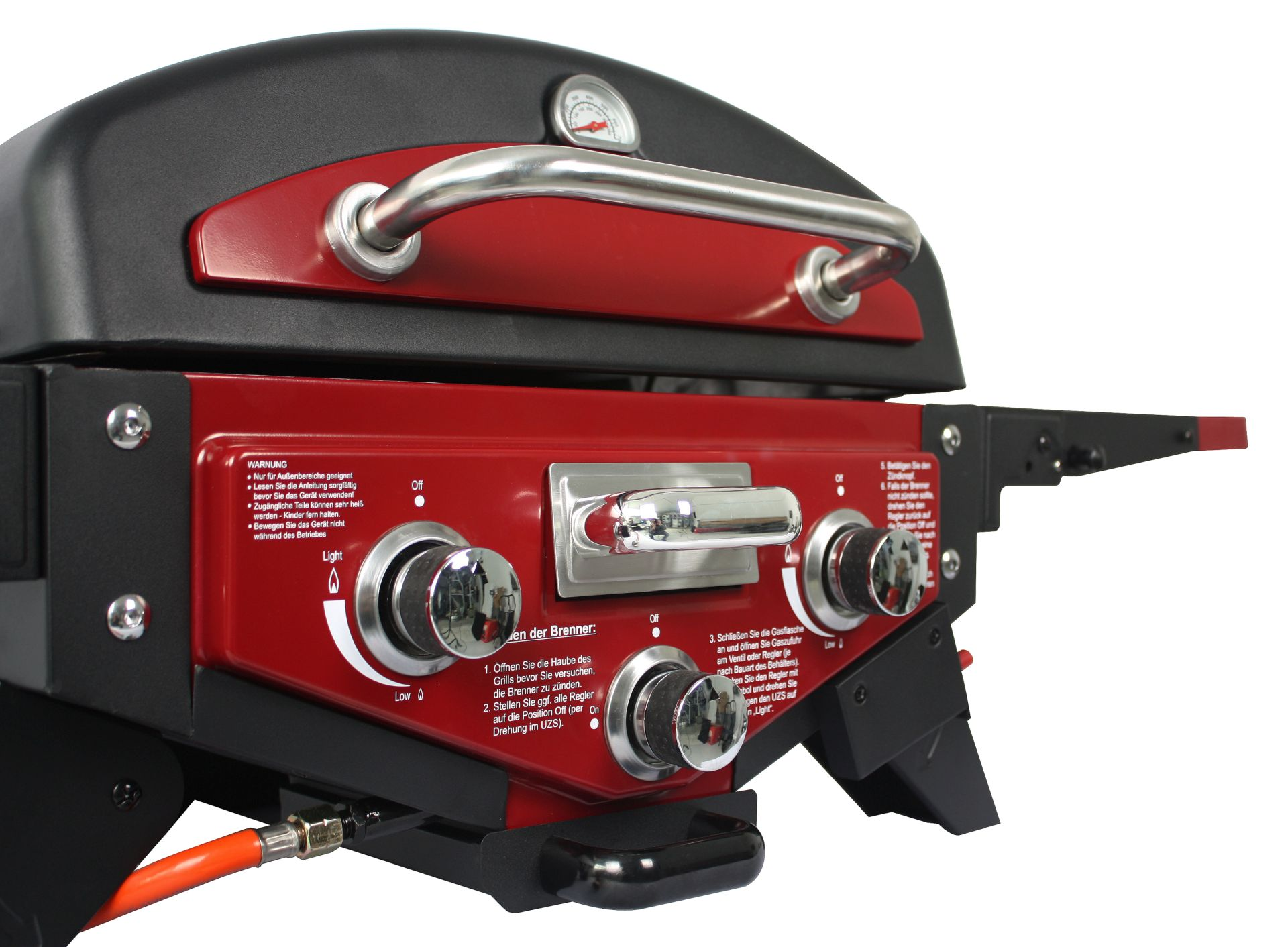 Nahaufnahme der Bedienblende eines Grills. Sie hat Brennersteuerungen, ein Thermometer und eine rote Blende.