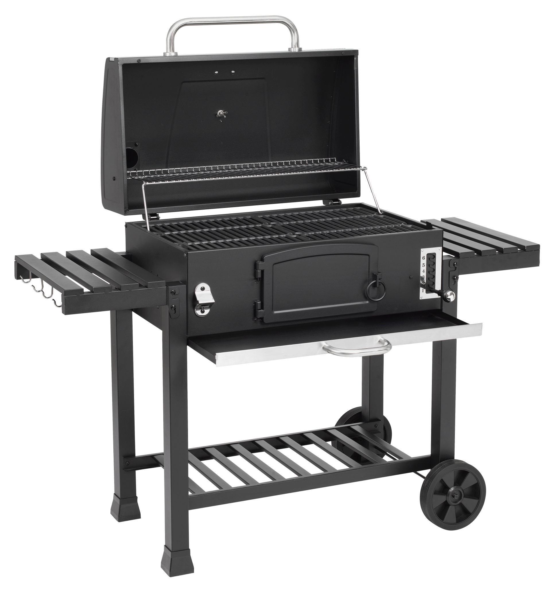 Ein schwarzer Holzkohlegrill mit offenem Deckel. Er hat Seitenablagen und ein Ablageregal.