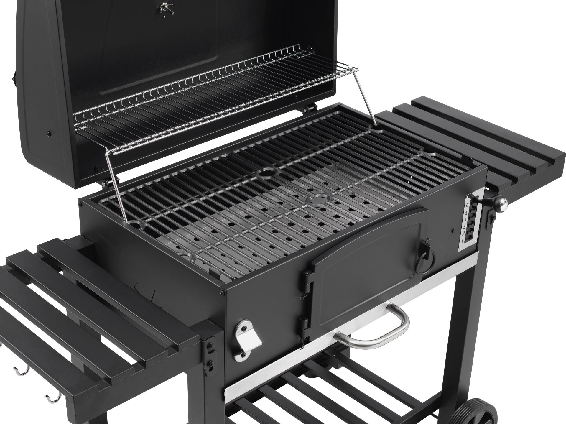 Schwarzer Holzkohlegrill mit Ablagen, offenem Deckel und Grillfläche.