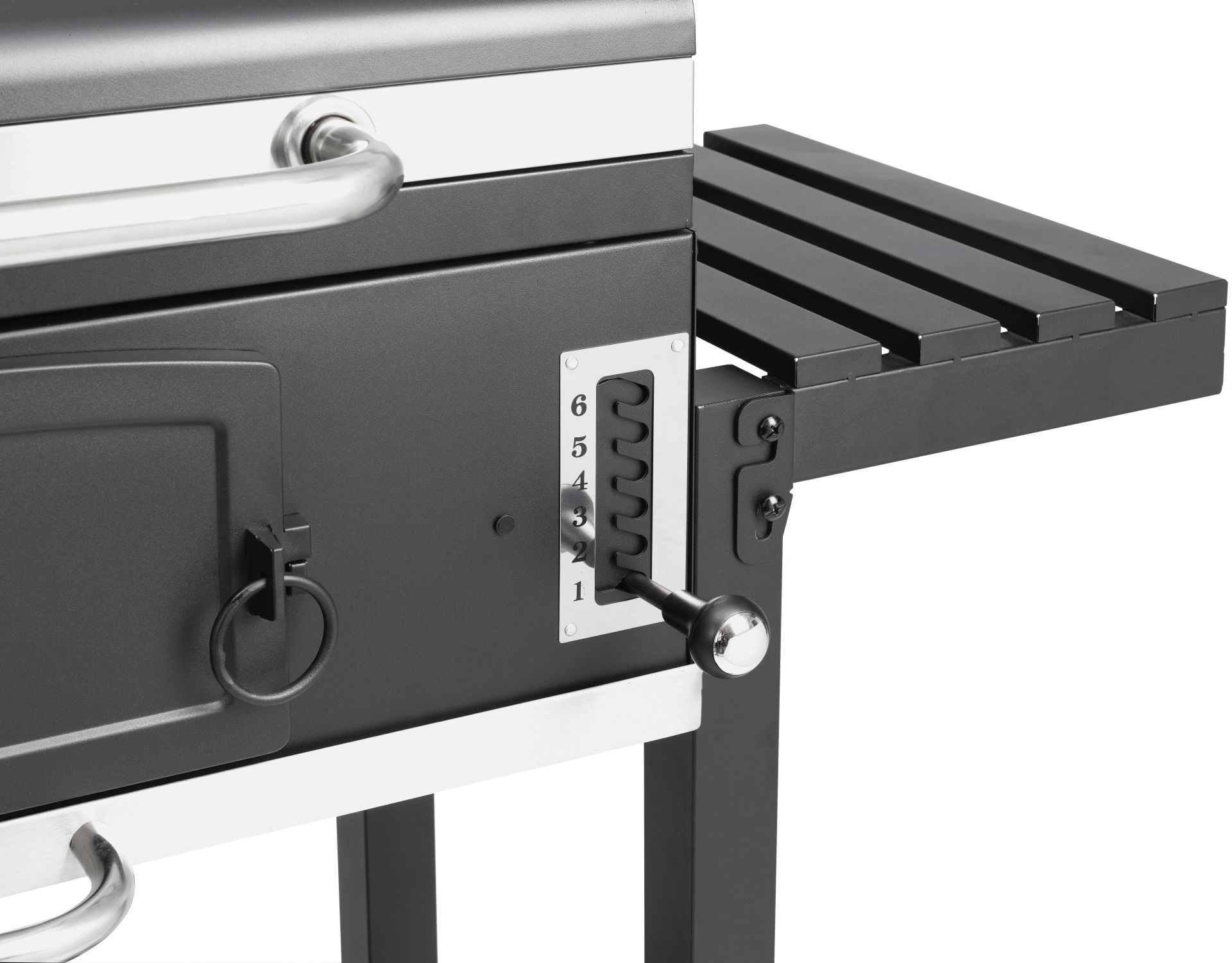 Nahaufnahme eines Holzkohlegrills. Er hat einen Metallgriff, eine Seitenablage und ein nummeriertes Zifferblatt.