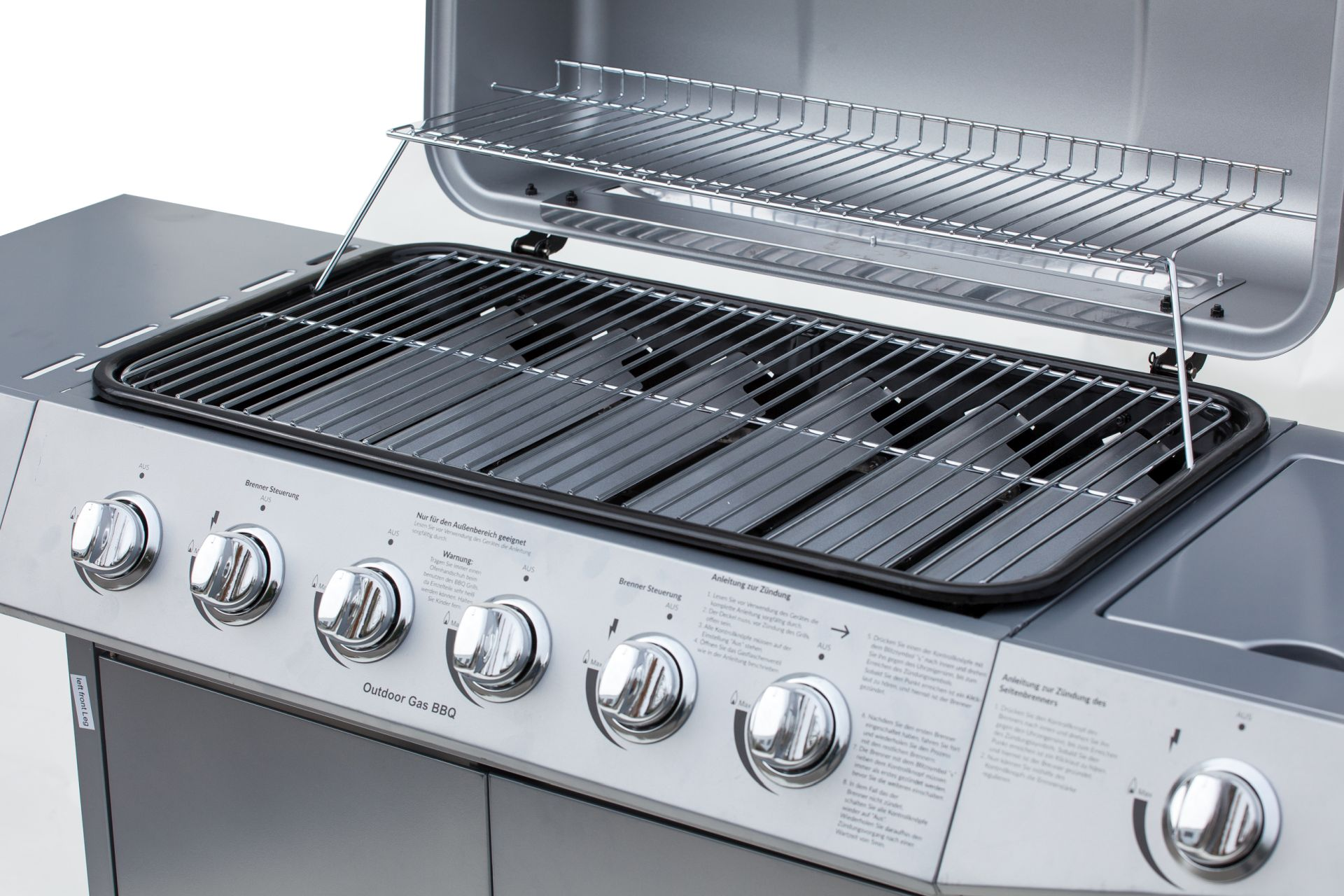 Ein offener Gasgrill, der die Grillroste und Knöpfe zeigt.