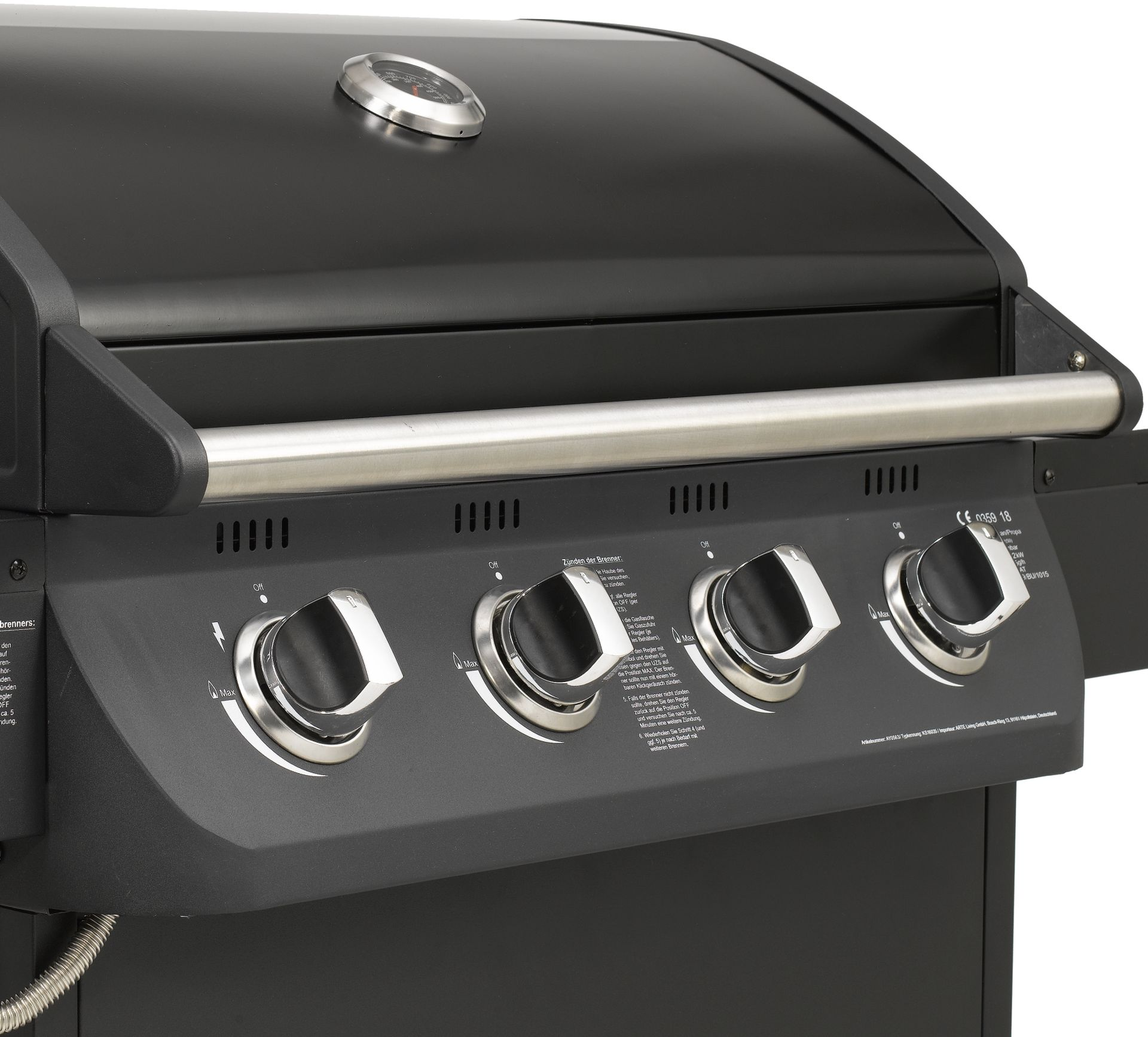Schwarzer Grill mit Knöpfen und silbernem Griff auf weißem Hintergrund.