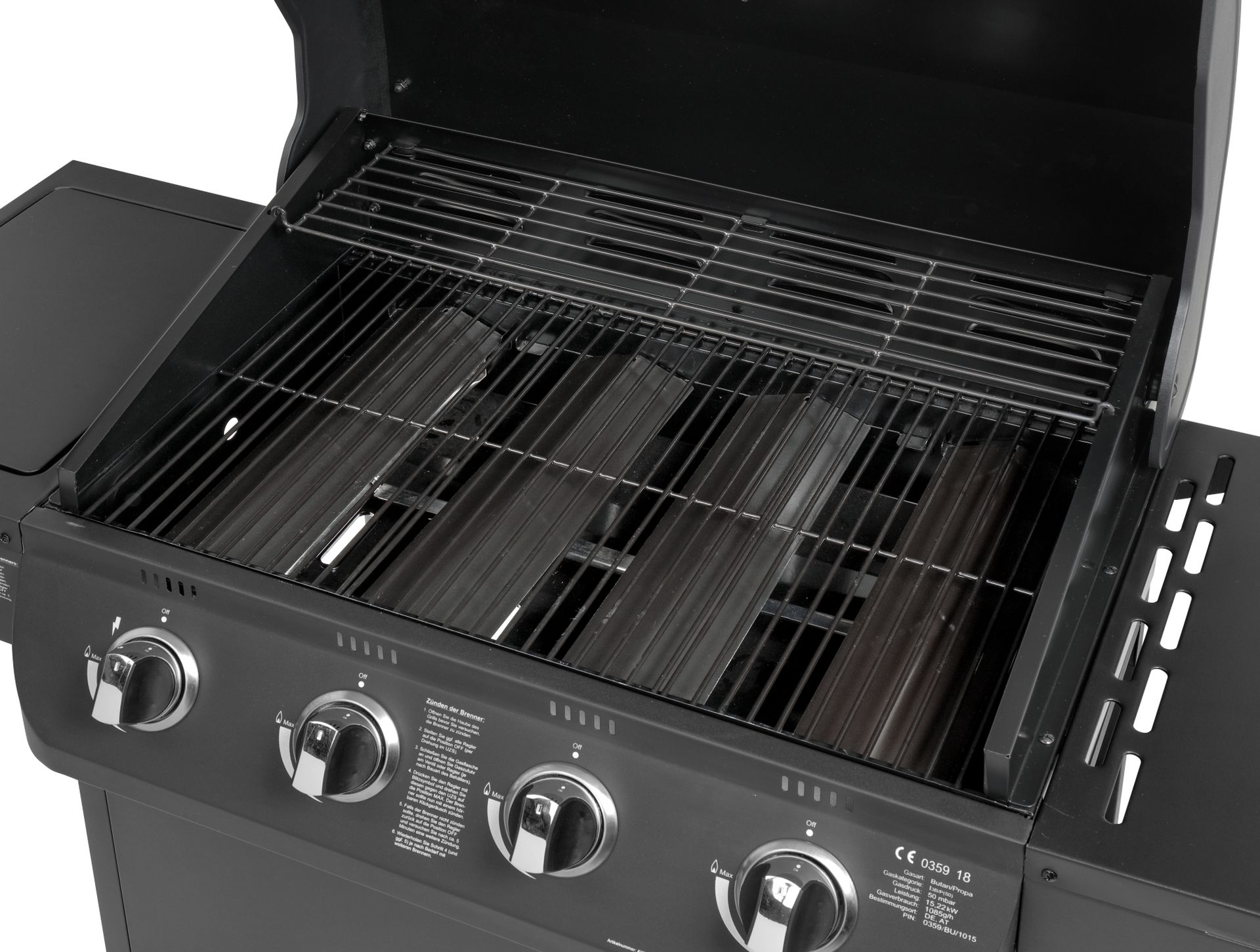 Nahaufnahme eines offenen schwarzen Gasgrills. Es hat einen Edelstahl-Kochrost innen.