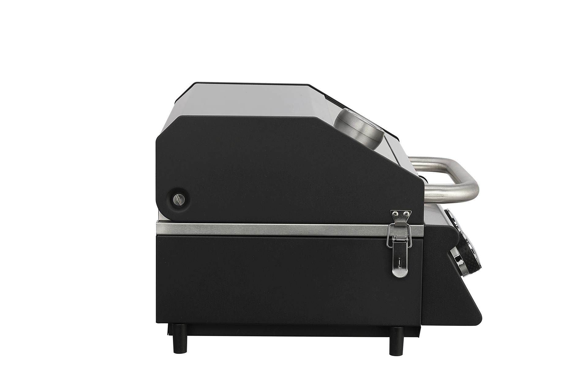 Schwarzer Grill mit Edelstahlgriff und Riegel. Der Grill hat eine schwarze Oberfläche.