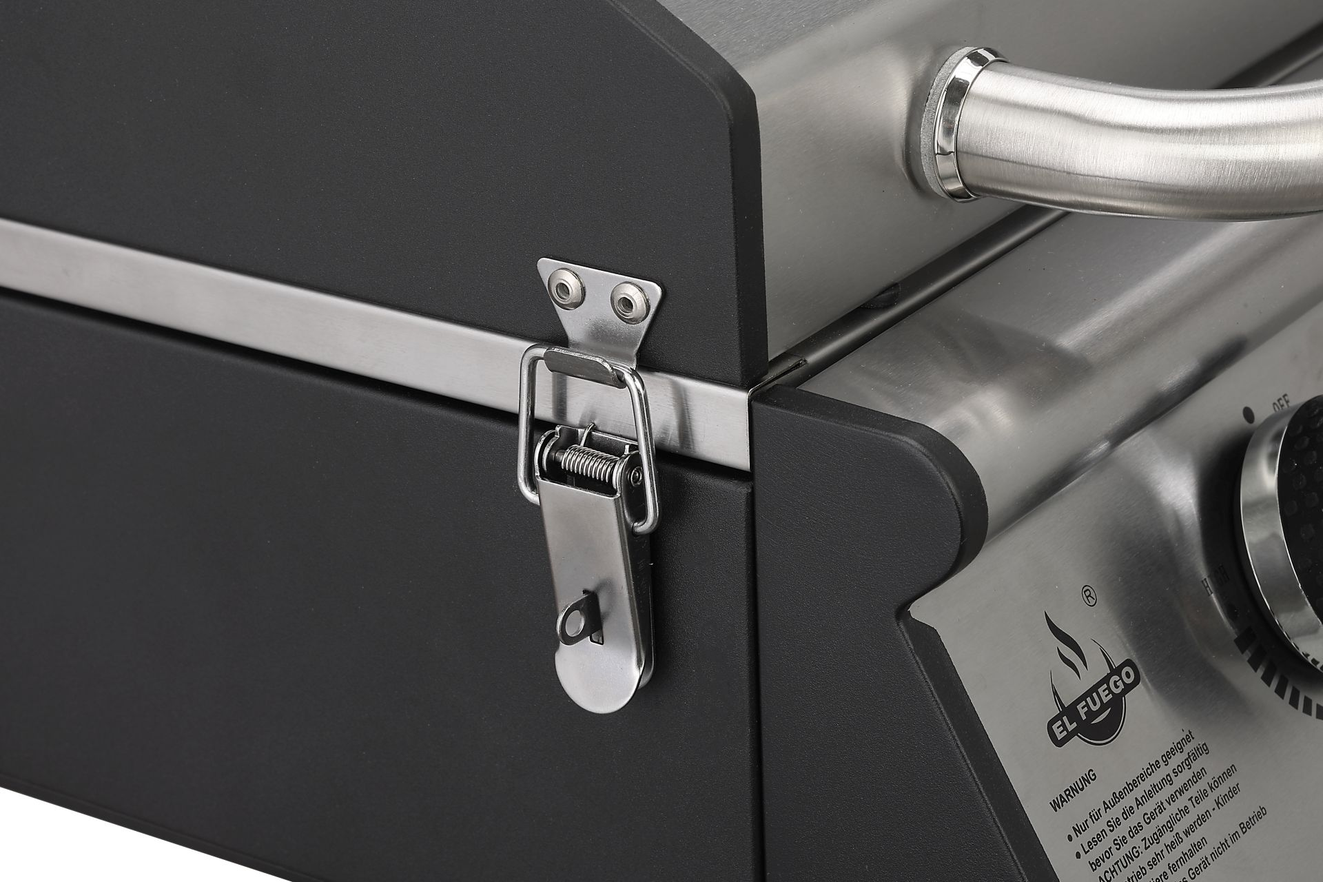 Nahaufnahme eines Grillgelenks und -deckels. Das Scharnier ist aus Metall, und der Deckel ist schwarz und silber.