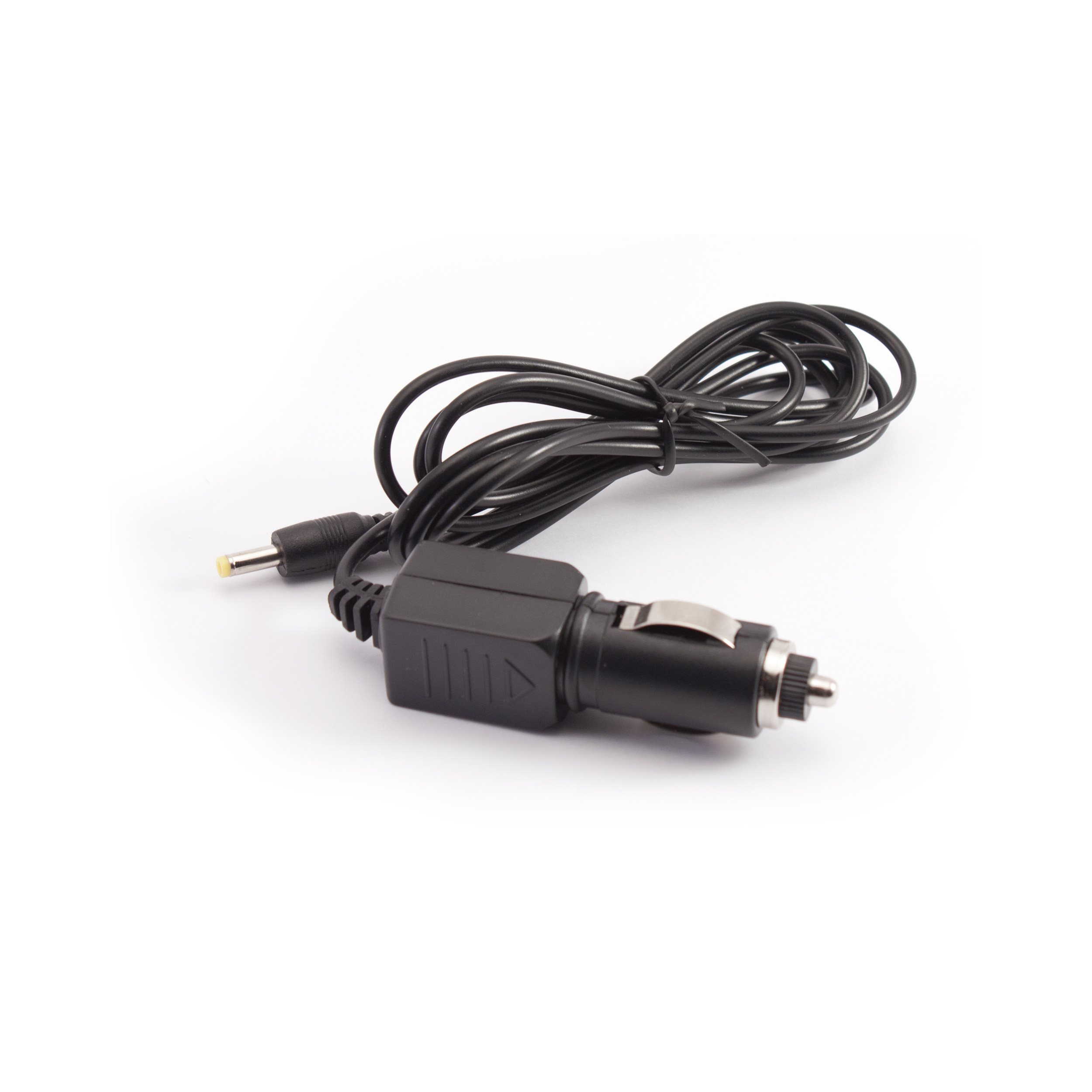 Ein schwarzes Autoladekabel mit Ladegerätkopf und Stecker. Es ist auf weißem Hintergrund.