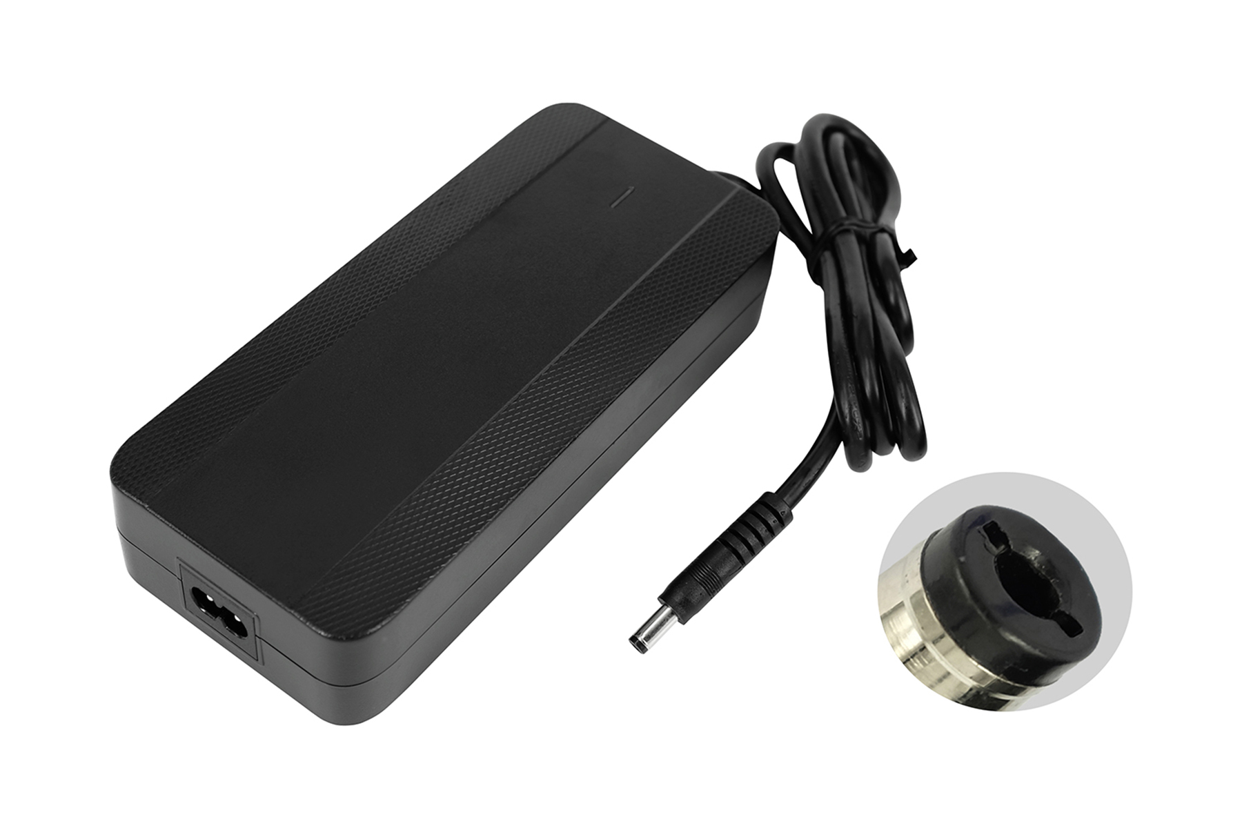 Schwarzes Laptop-Ladegerät mit Kabel und separatem Adapter in Kreisform.