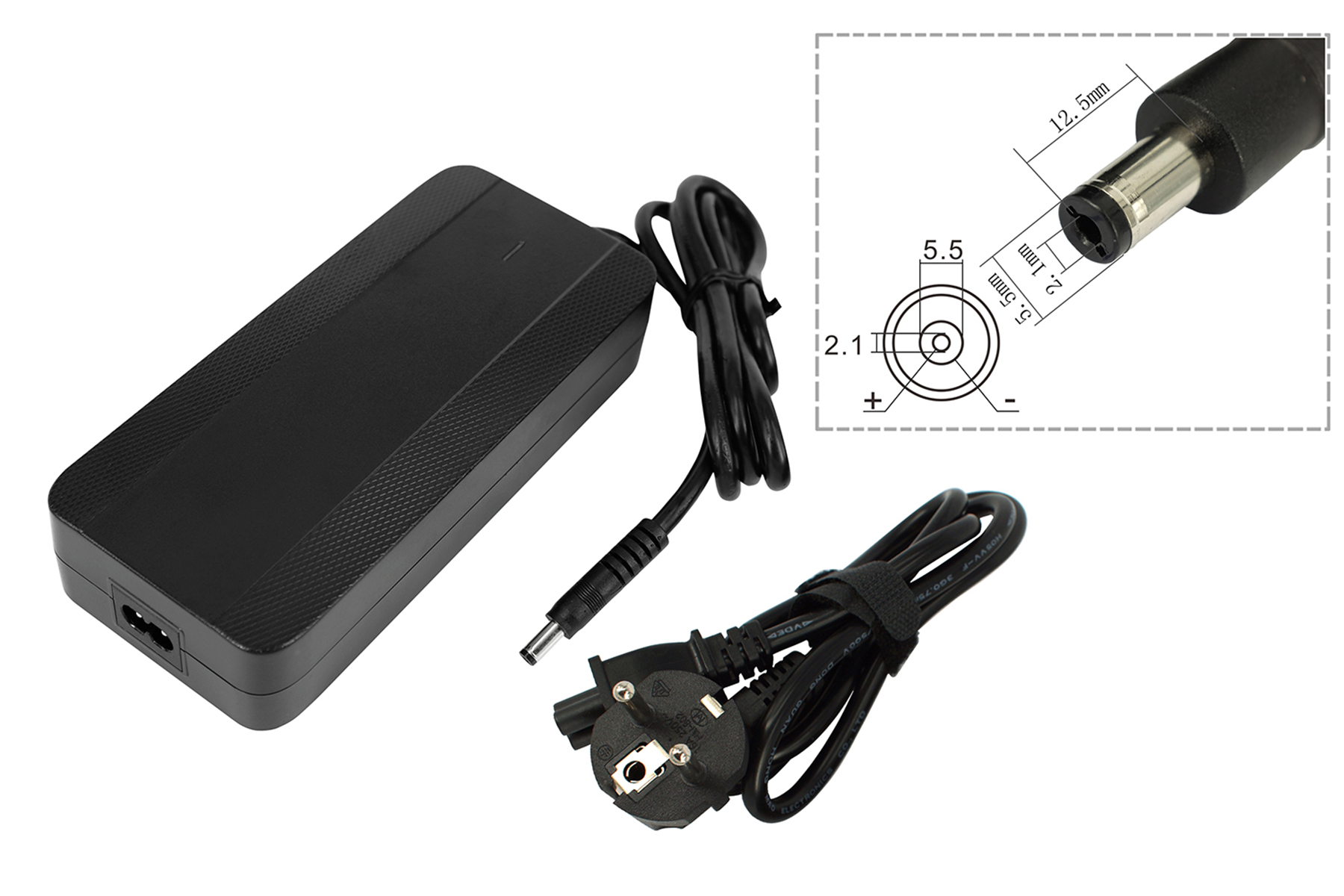 Ein schwarzes Laptop-Ladegerät mit Eurostecker und separatem Stecker. Auf der Seite befindet sich ein Diagramm.