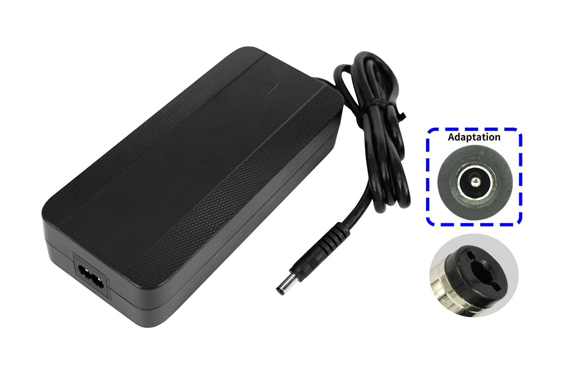 Schwarzes Netzteil mit schwarzem Kabel und kleinem kreisförmigen Adapter. Weißer Hintergrund.