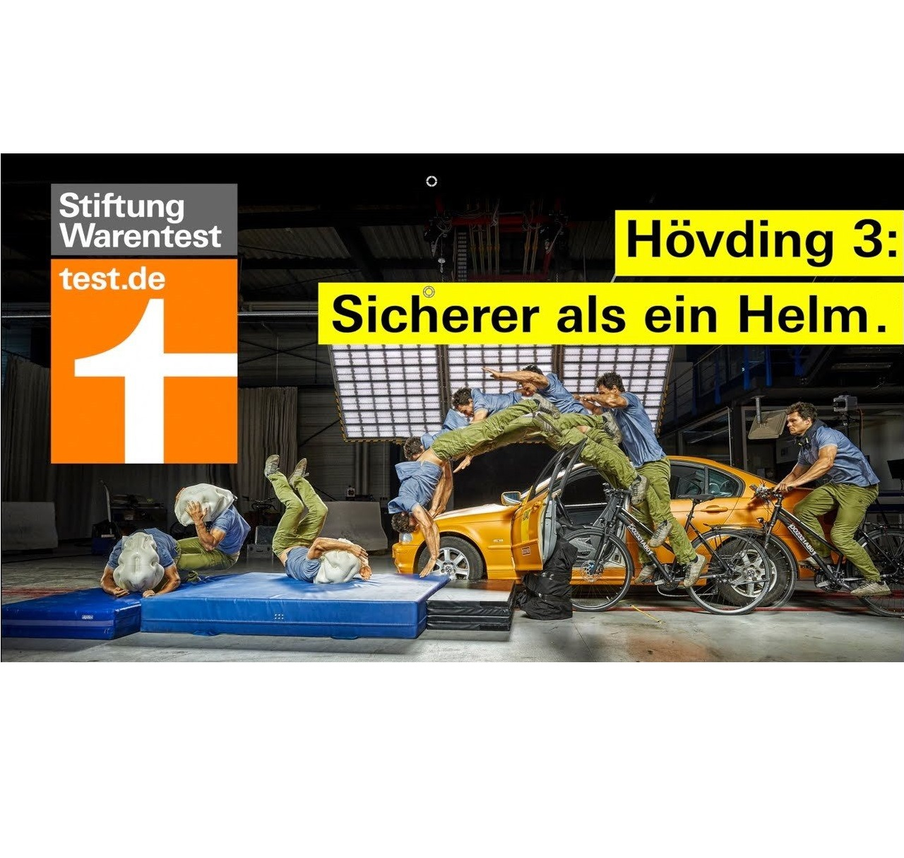 Bild mit Menschen, die über ein Auto springen, und Text.