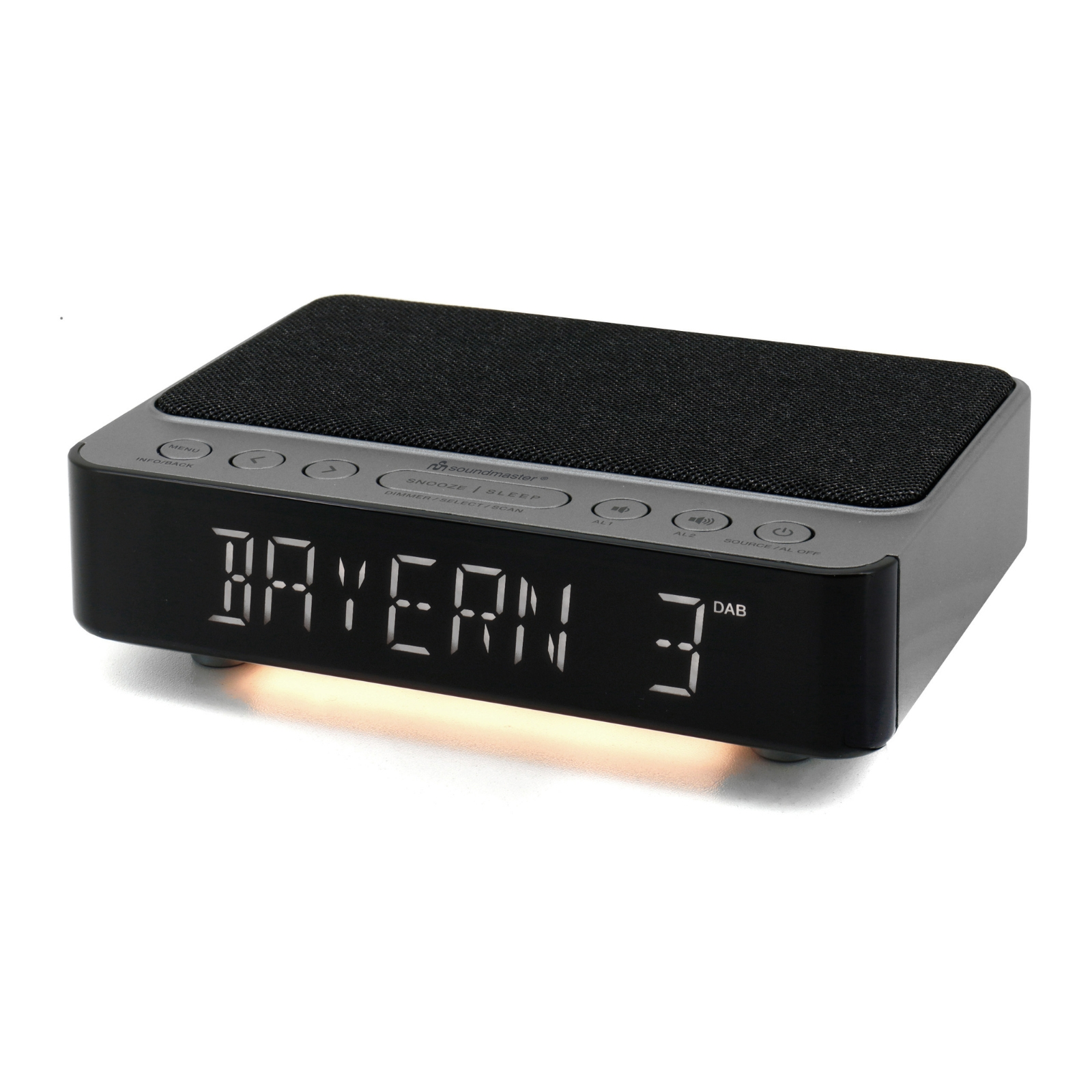 Schwarzes Digitaluhrradio mit der Anzeige 'BAYERN 3', einem DAB-Label und orangefarbenem Licht.