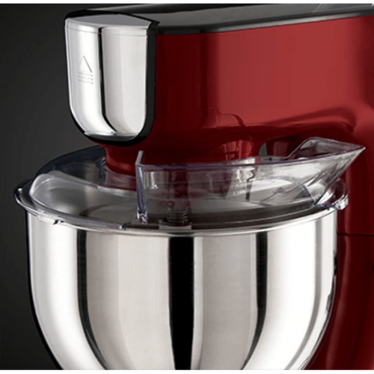 Ein roter Küchenmixer mit einer Edelstahlschüssel und einem durchsichtigen Kunststoff-Gießaufsatz.