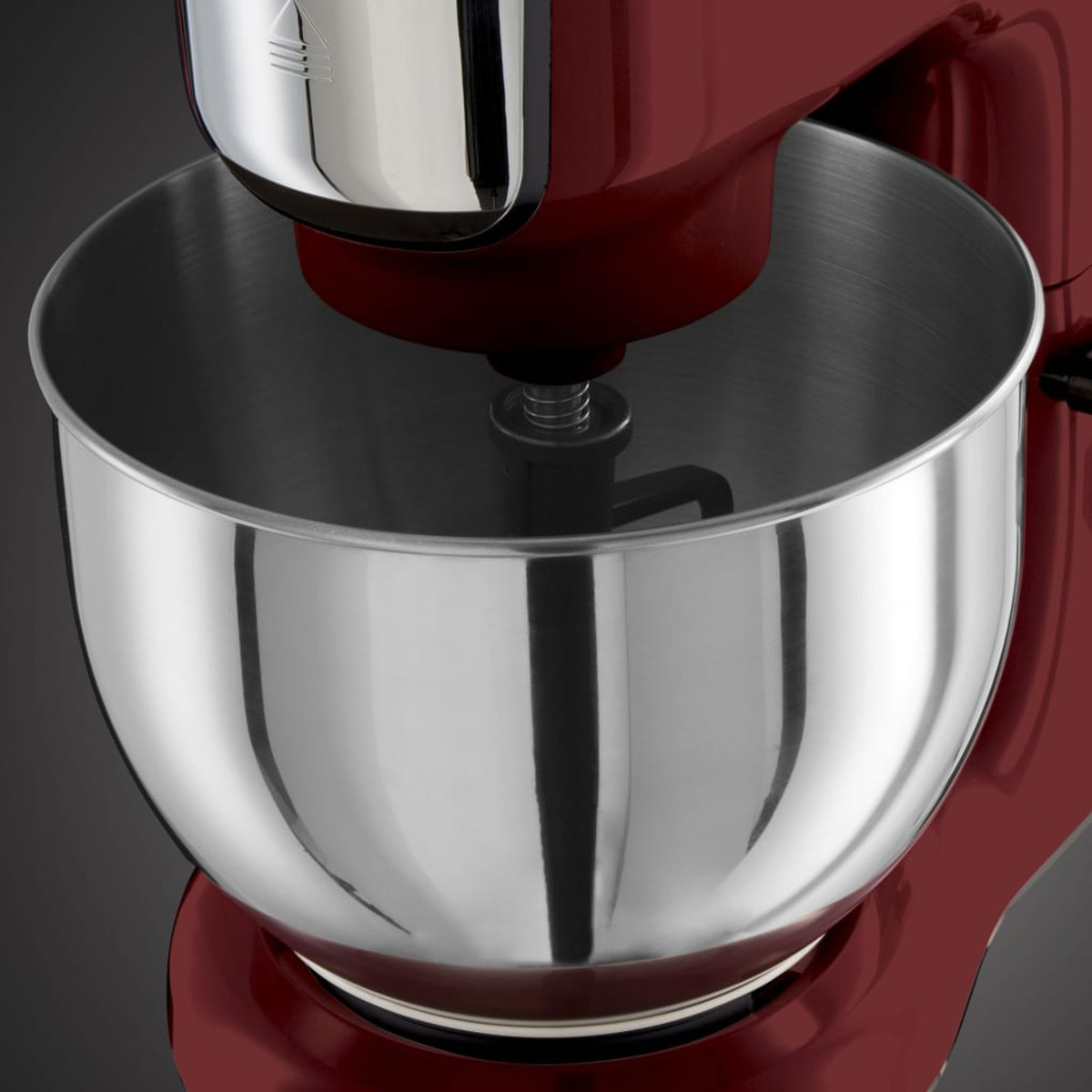Nahaufnahme eines roten Standmixers mit einer Edelstahl-Rührschüssel. Der Mixer ist teilweise sichtbar.