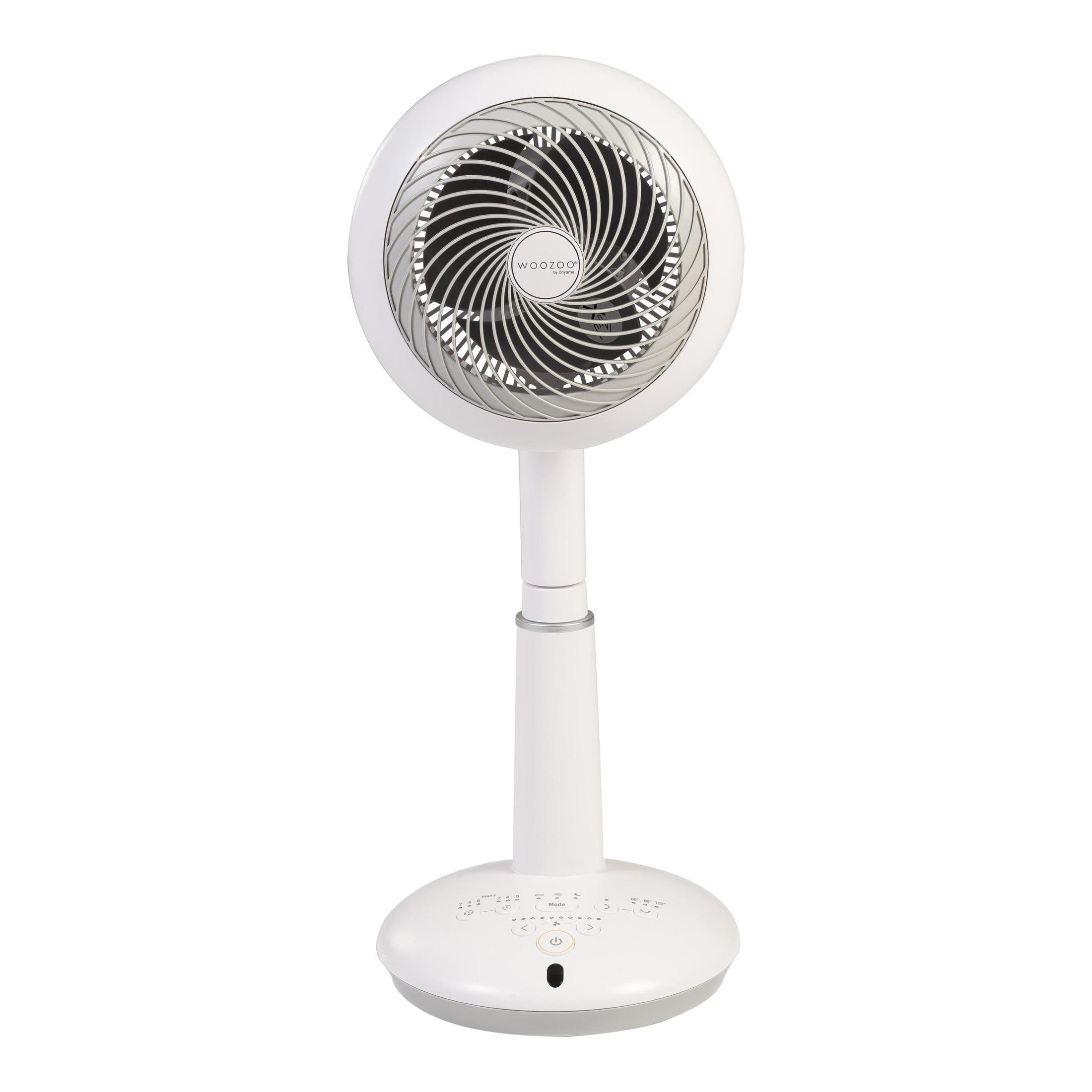 Ventilador eléctrico blanco con rejilla negra y base blanca.