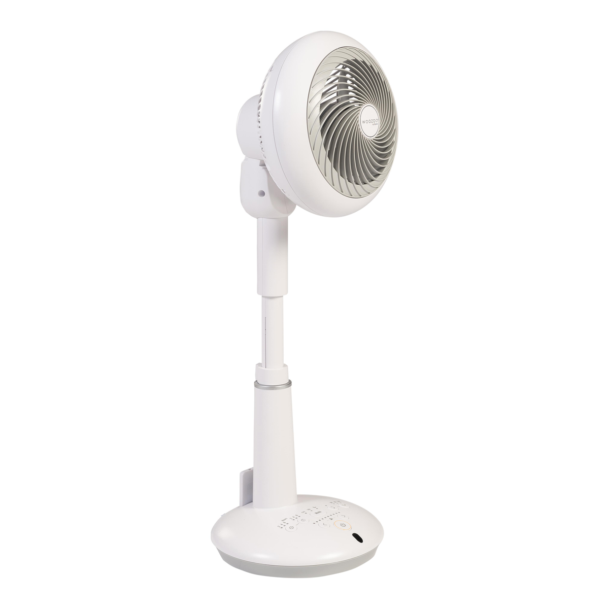Ventilador de pie blanco con base redonda y cabezal giratorio. Fondo blanco.