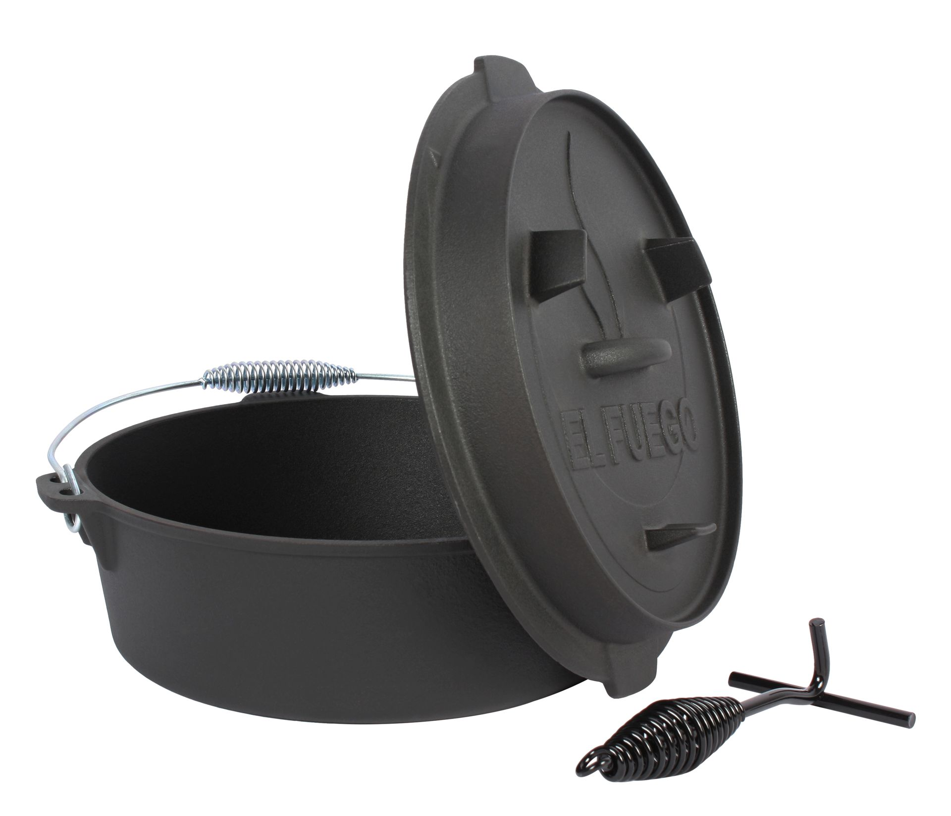 Schwarzer gusseiserner Dutch Oven mit offenem Deckel, Griff und Untersetzer. Auf weißem Grund.