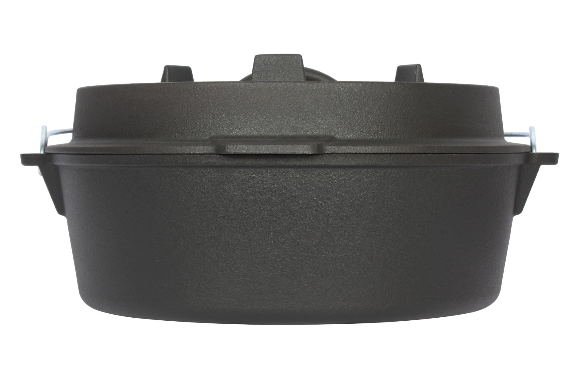 Schwarzer gusseiserner Dutch Oven mit Deckel, auf weißem Hintergrund.