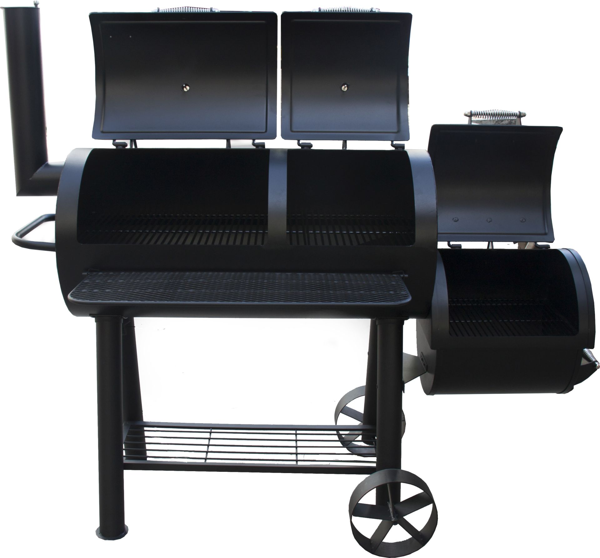 Ein schwarzer Smoker-Grill mit zwei geöffneten Deckeln. Ein Seiten-Smoker, Regal und Räder sind ebenfalls sichtbar.
