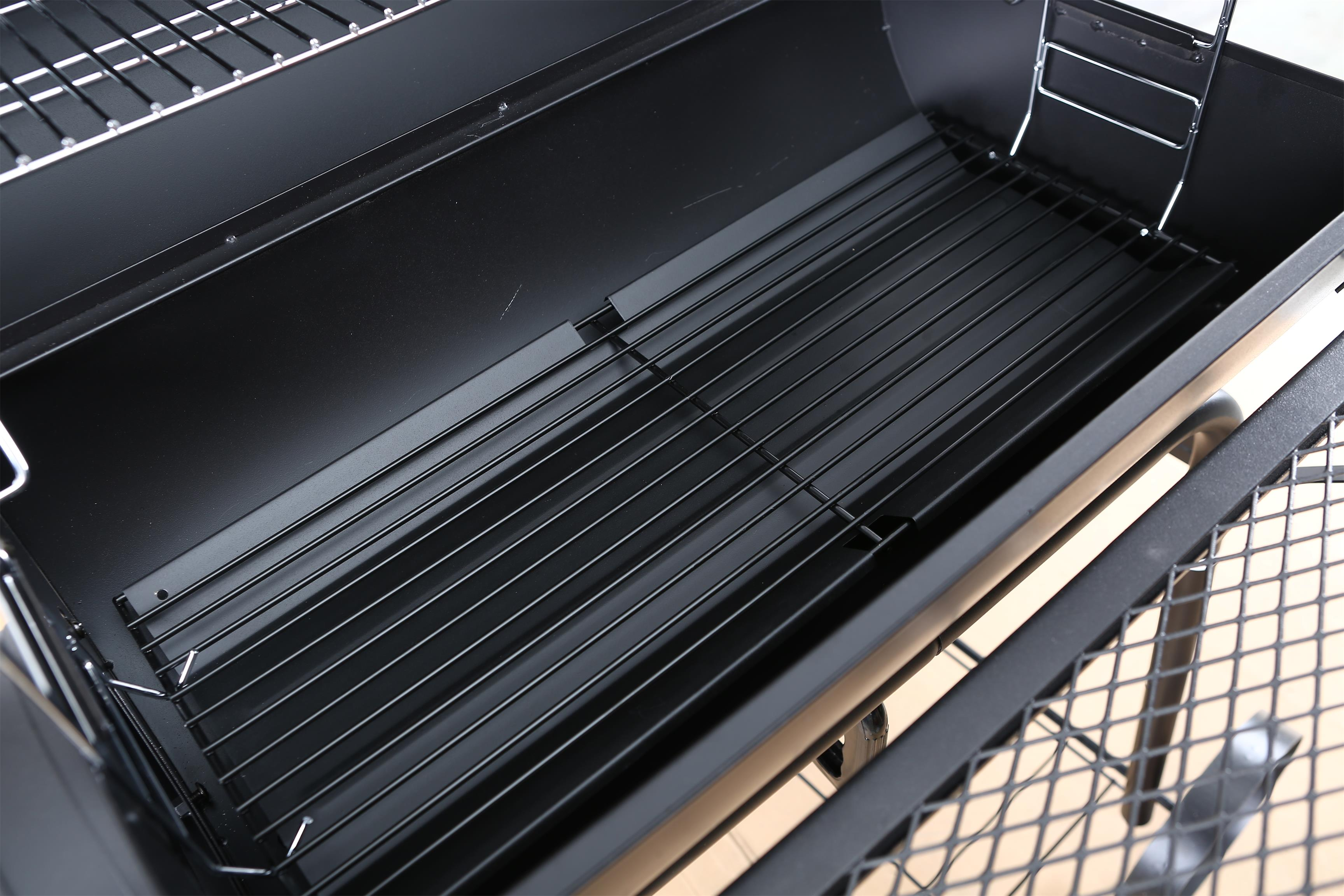 Grill-Innenraum mit schwarzem Rost und Innenseite eines Grills.