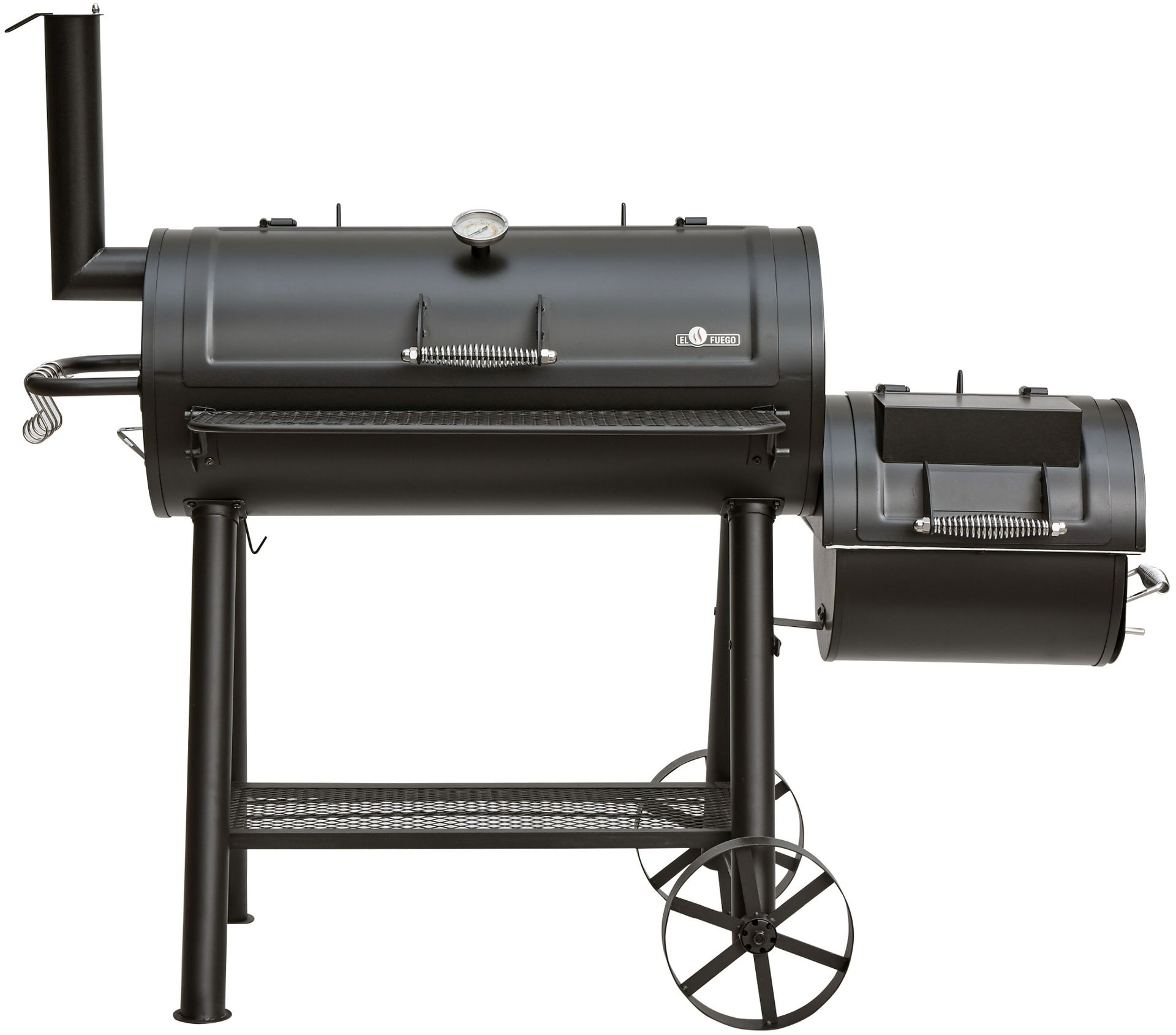Schwarzer Smoker-Grill mit Schornstein, Rädern und Thermometer auf weißem Grund.