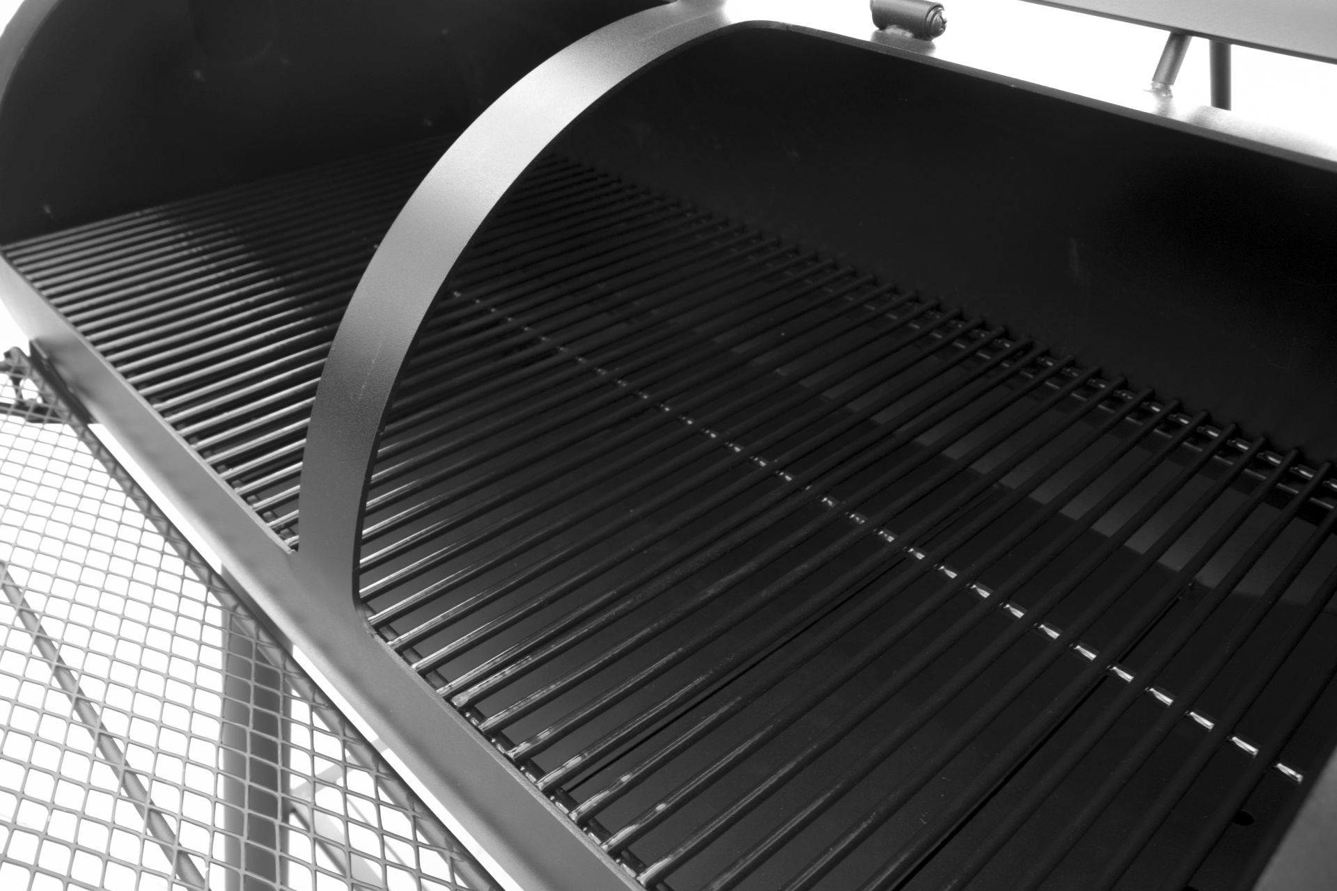 Innenseite eines schwarzen Grills mit schwarzen Grillrosten.