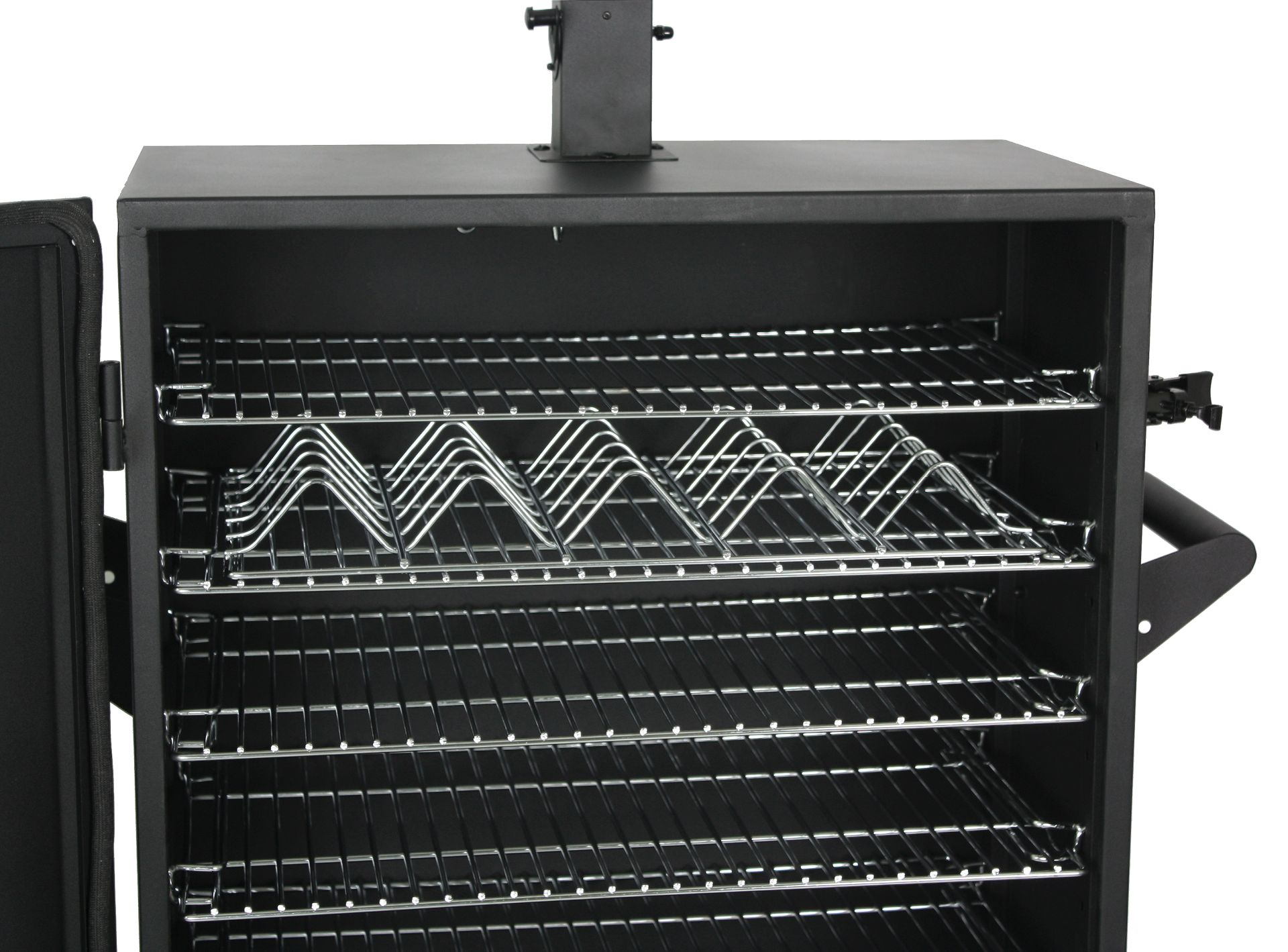 Offener schwarzer Räuchergrill mit mehreren Metallrosten im Inneren. Die Tür ist offen.