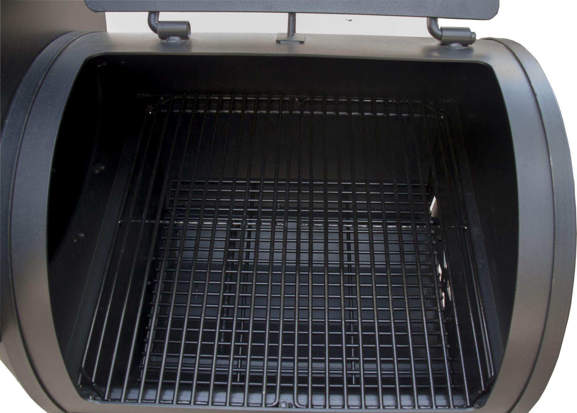 Schwarzer Smoker-Grill-Innenraum, mit Kochrosten.