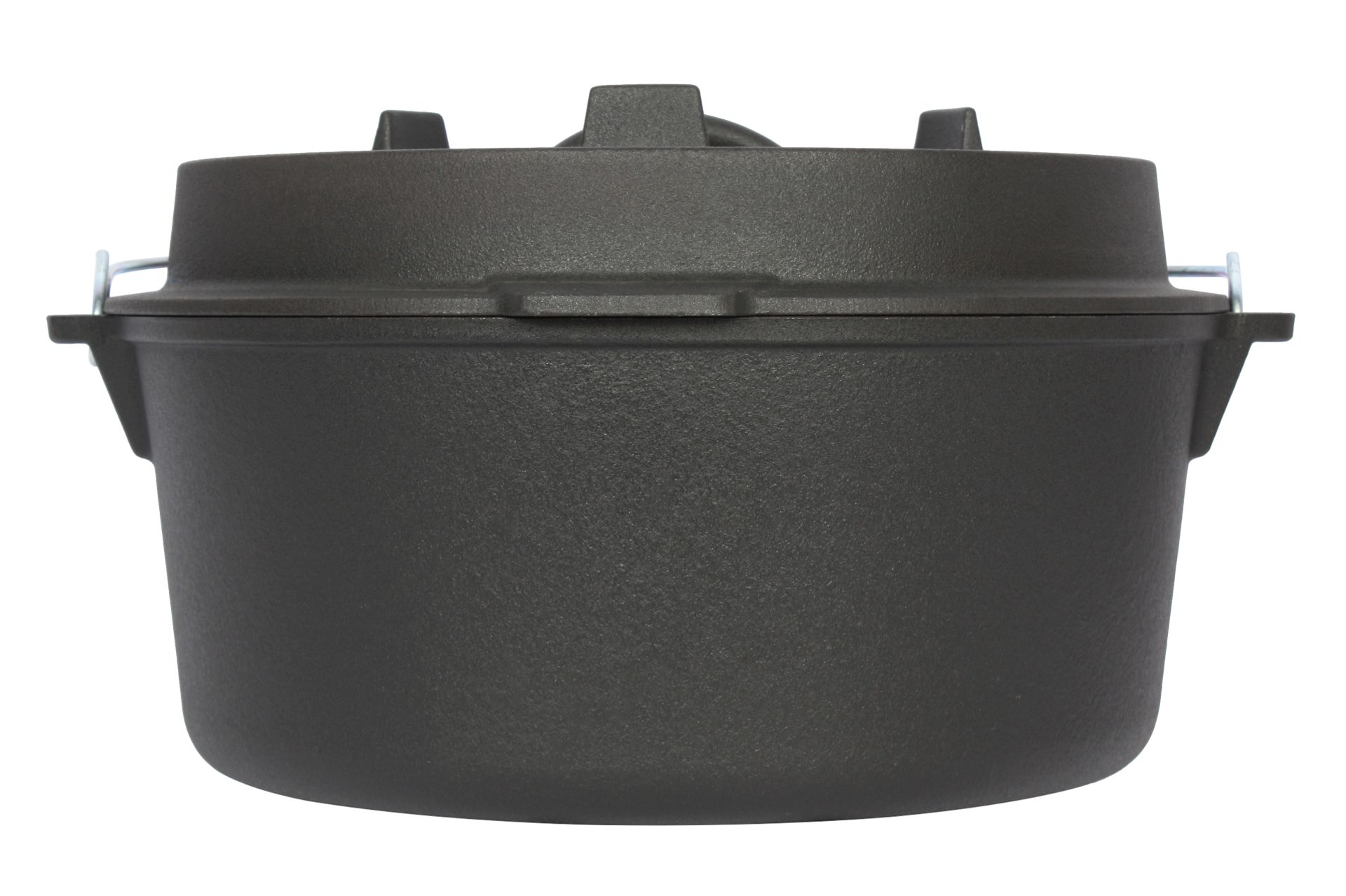 Ein schwarzer gusseiserner Dutch Oven. Er hat einen Deckel mit Griff und zwei Seitengriffen zum Anheben.