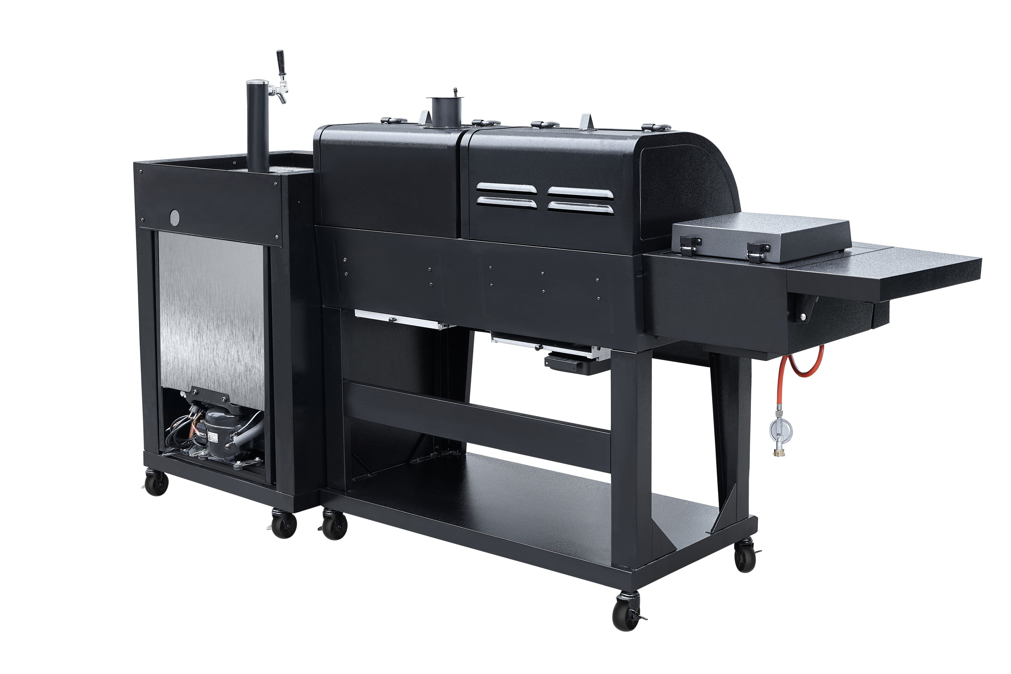 Ein großer schwarzer Grill mit einem Seitenschrank und Zapfhahn, mit Rädern und einem Propantank, vor weißem Hintergrund.