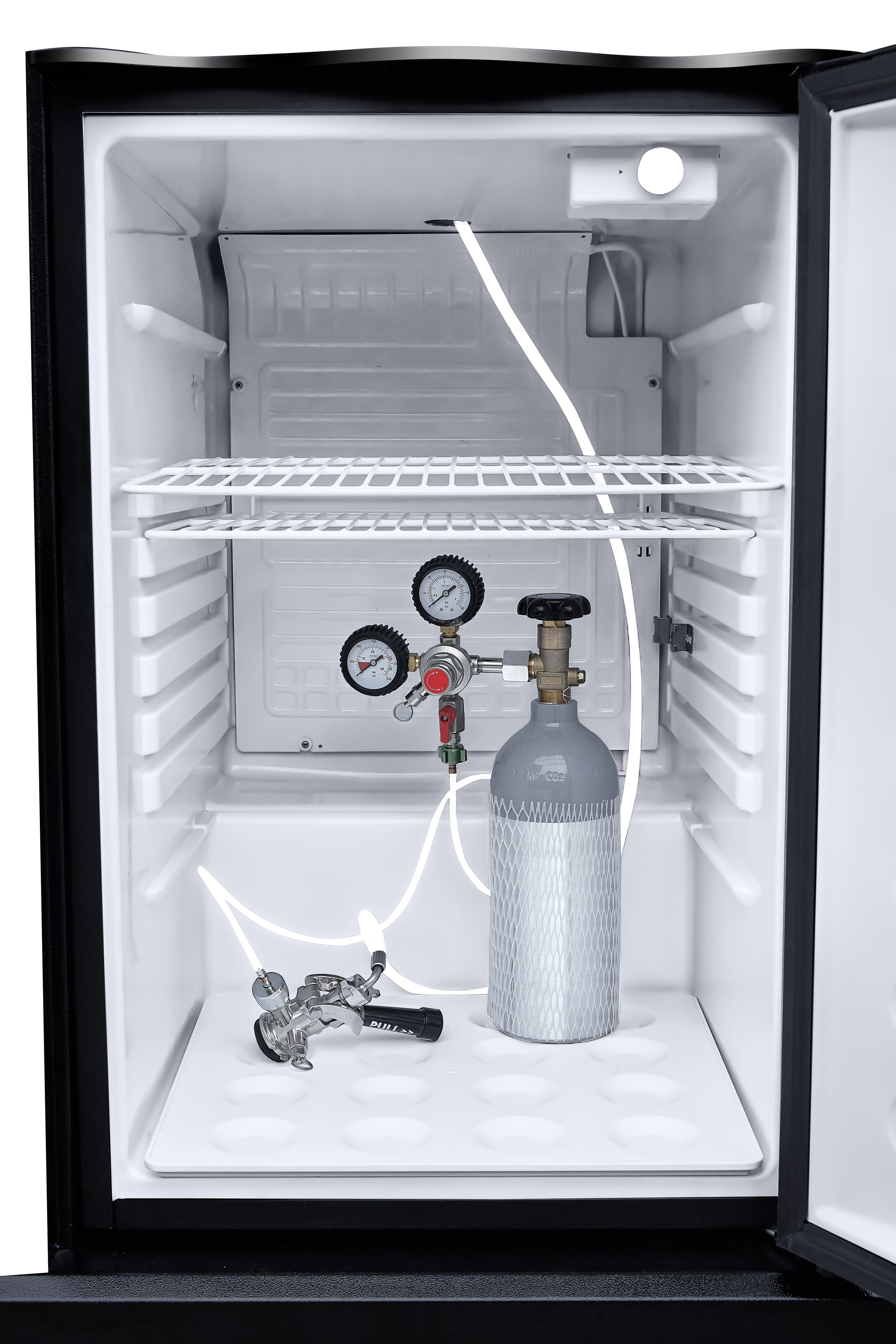 Kleiner schwarzer Kühlschrankinnenraum mit Zapfanlage, Messgeräten und CO2-Tank.