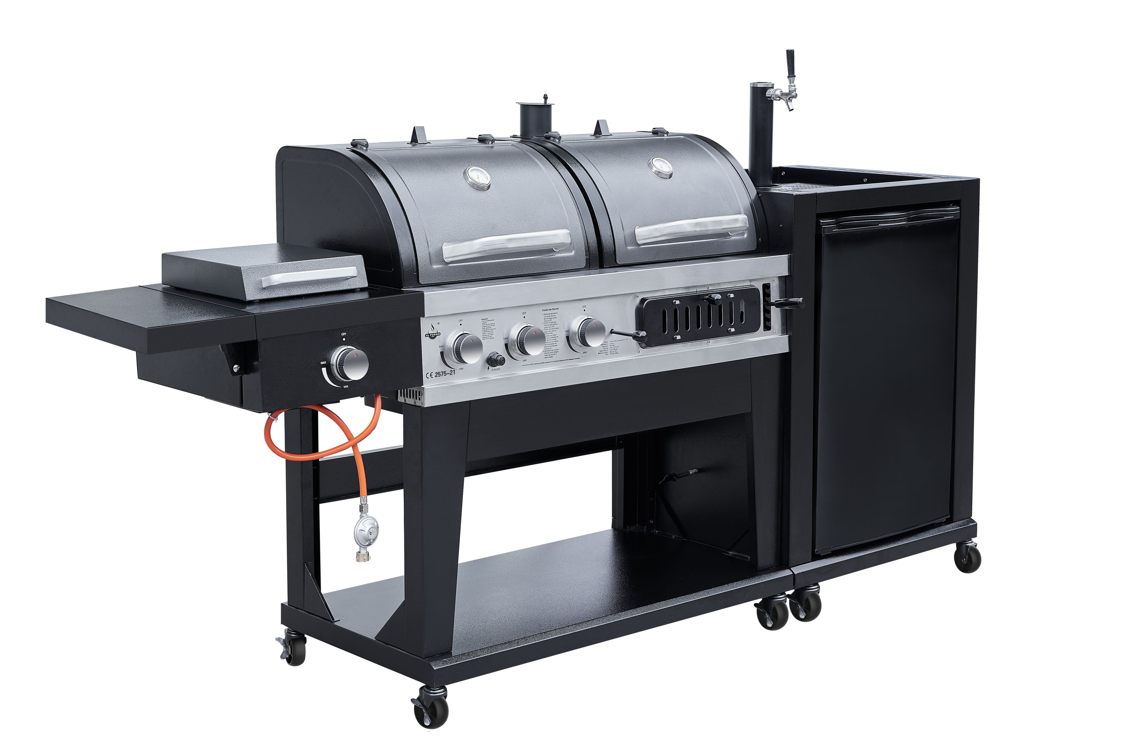 Schwarzer Außengrill mit Seitenbrenner und Bierhahn. Isoliert auf weißem Hintergrund.