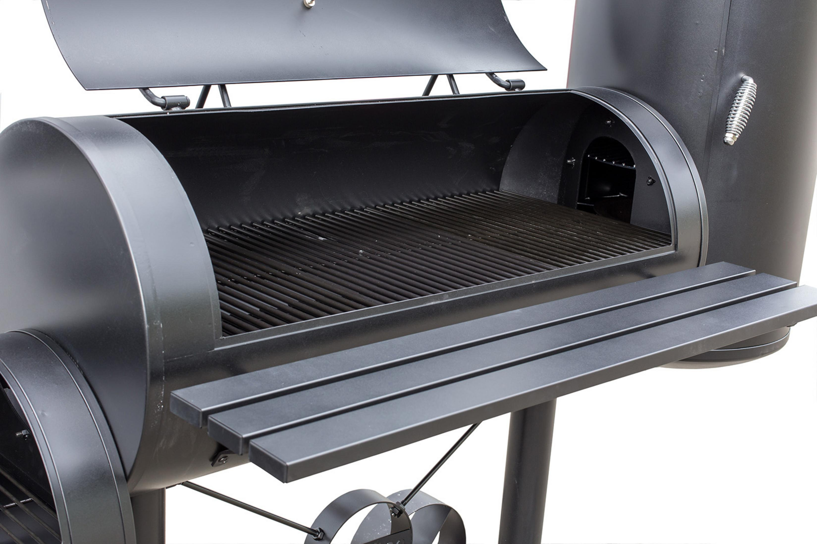 Ein schwarzer Smoker-Grill mit offenem Deckel und Metallrost. Ein Beistelltisch ist ausgezogen.